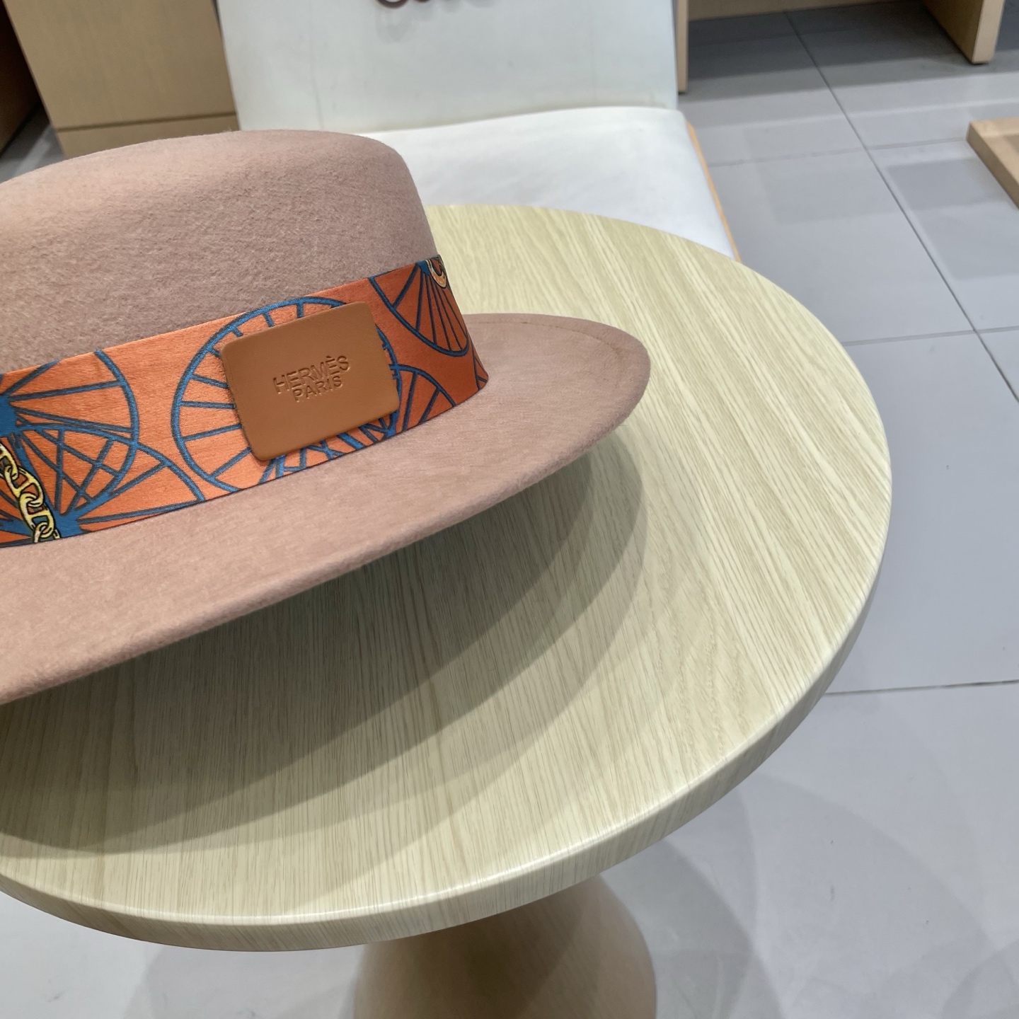 黑卡 白色 HEREMS爱马仕2025秋冬新款羊毛平顶帽，百分百羊毛🦙皮带礼帽，时尚女神必备，头围57c