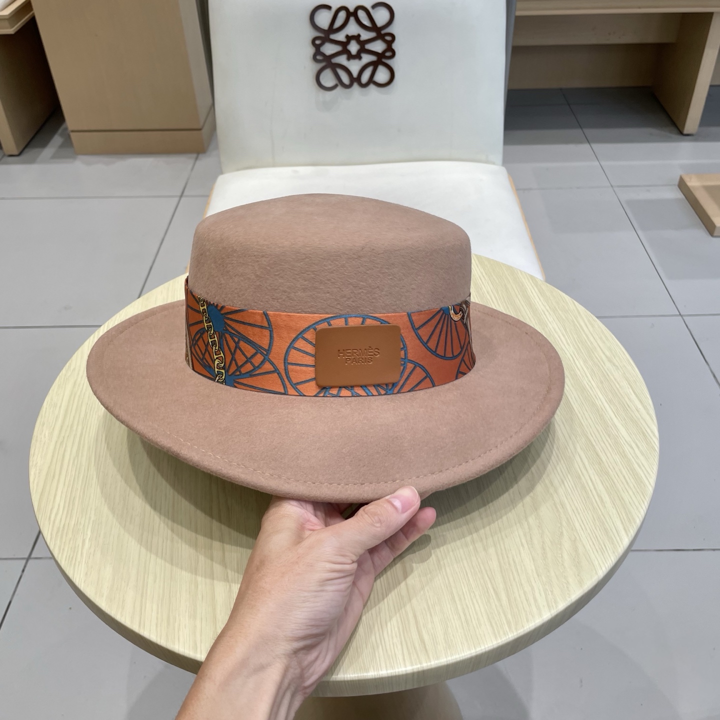 黑卡 白色 HEREMS爱马仕2025秋冬新款羊毛平顶帽，百分百羊毛🦙皮带礼帽，时尚女神必备，头围57c