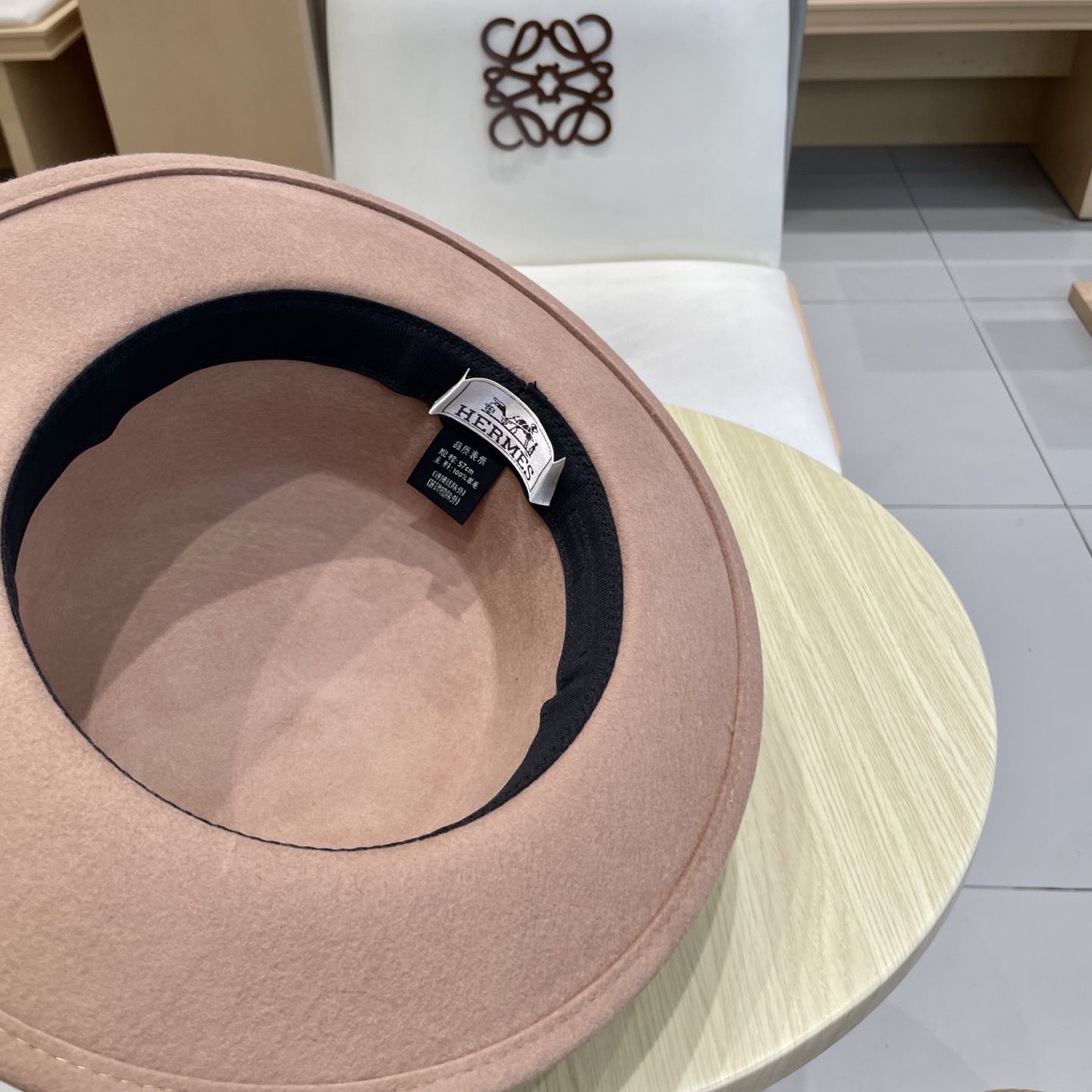 黑卡 白色 HEREMS爱马仕2025秋冬新款羊毛平顶帽，百分百羊毛🦙皮带礼帽，时尚女神必备，头围57c