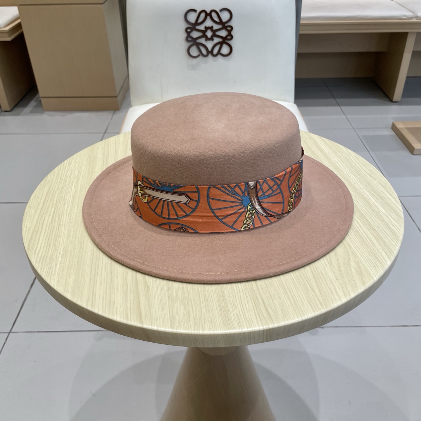 黑卡 白色 HEREMS爱马仕2025秋冬新款羊毛平顶帽，百分百羊毛🦙皮带礼帽，时尚女神必备，头围57c