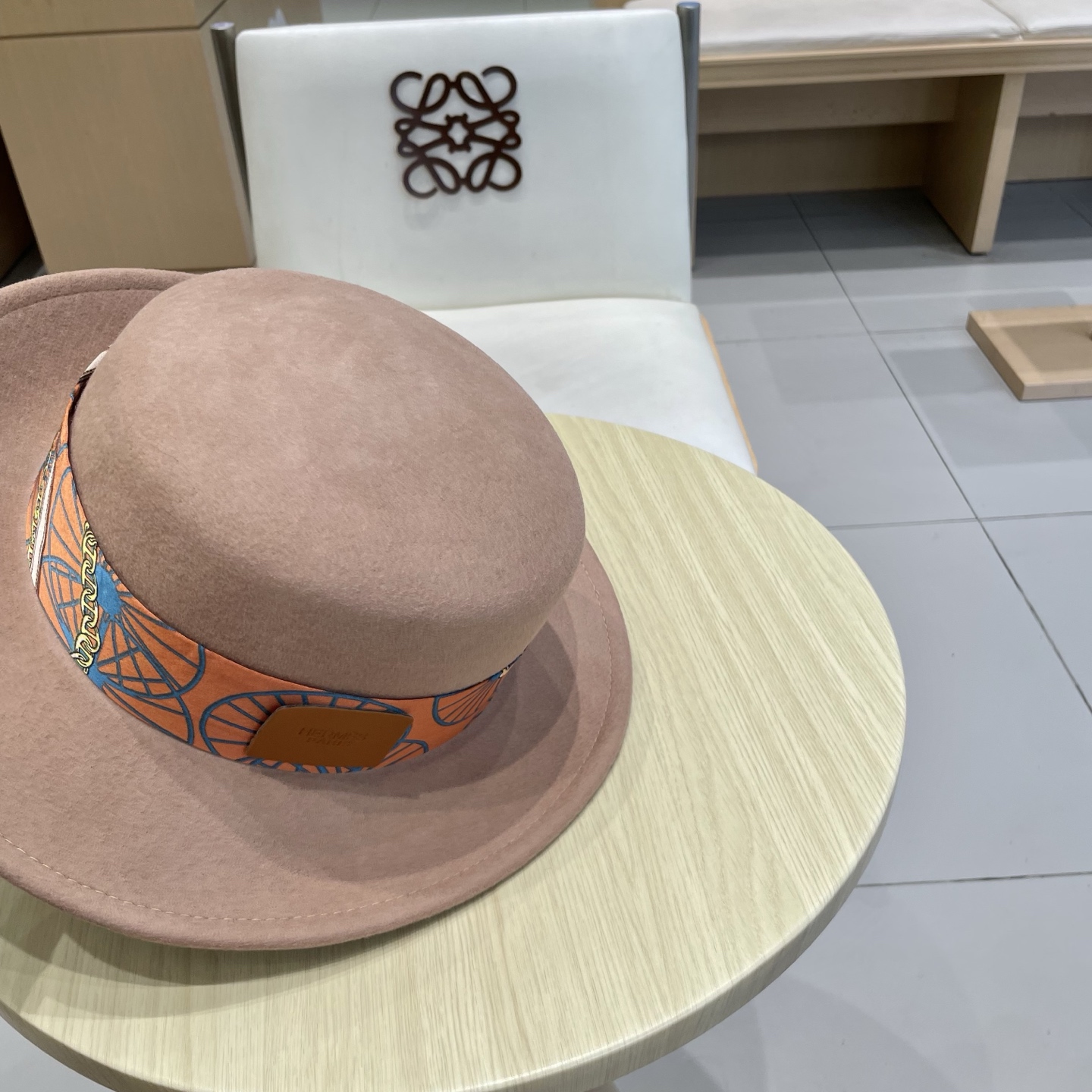 黑卡 白色 HEREMS爱马仕2025秋冬新款羊毛平顶帽，百分百羊毛🦙皮带礼帽，时尚女神必备，头围57c