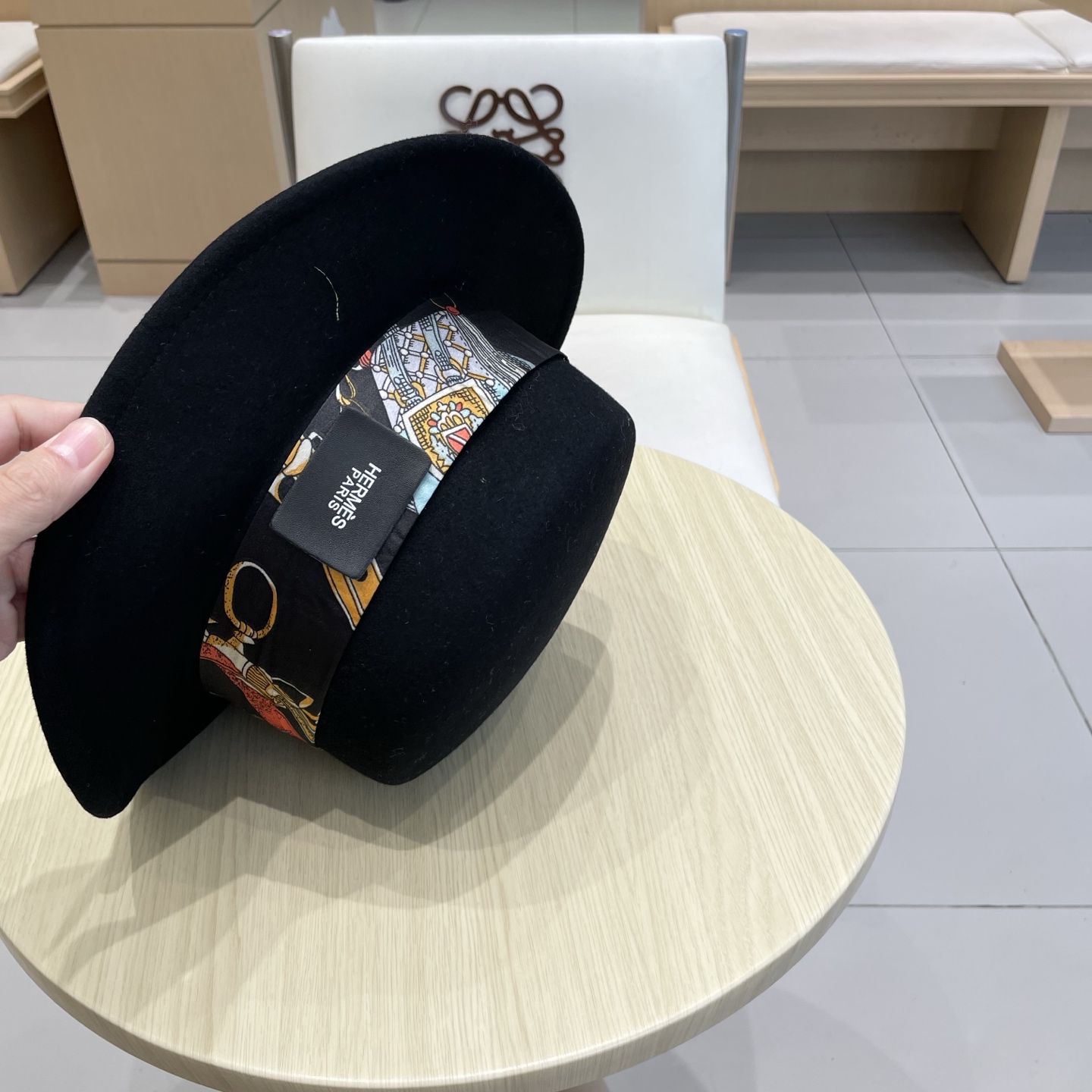 黑卡 白色 HEREMS爱马仕2025秋冬新款羊毛平顶帽，百分百羊毛🦙皮带礼帽，时尚女神必备，头围57c