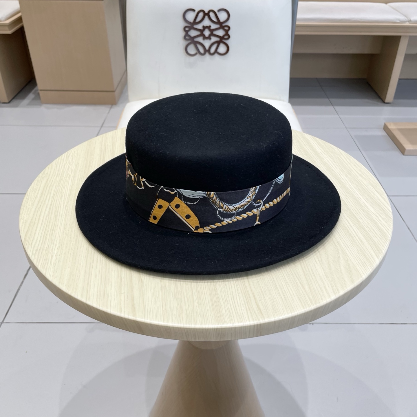 黑卡 白色 HEREMS爱马仕2025秋冬新款羊毛平顶帽，百分百羊毛🦙皮带礼帽，时尚女神必备，头围57c