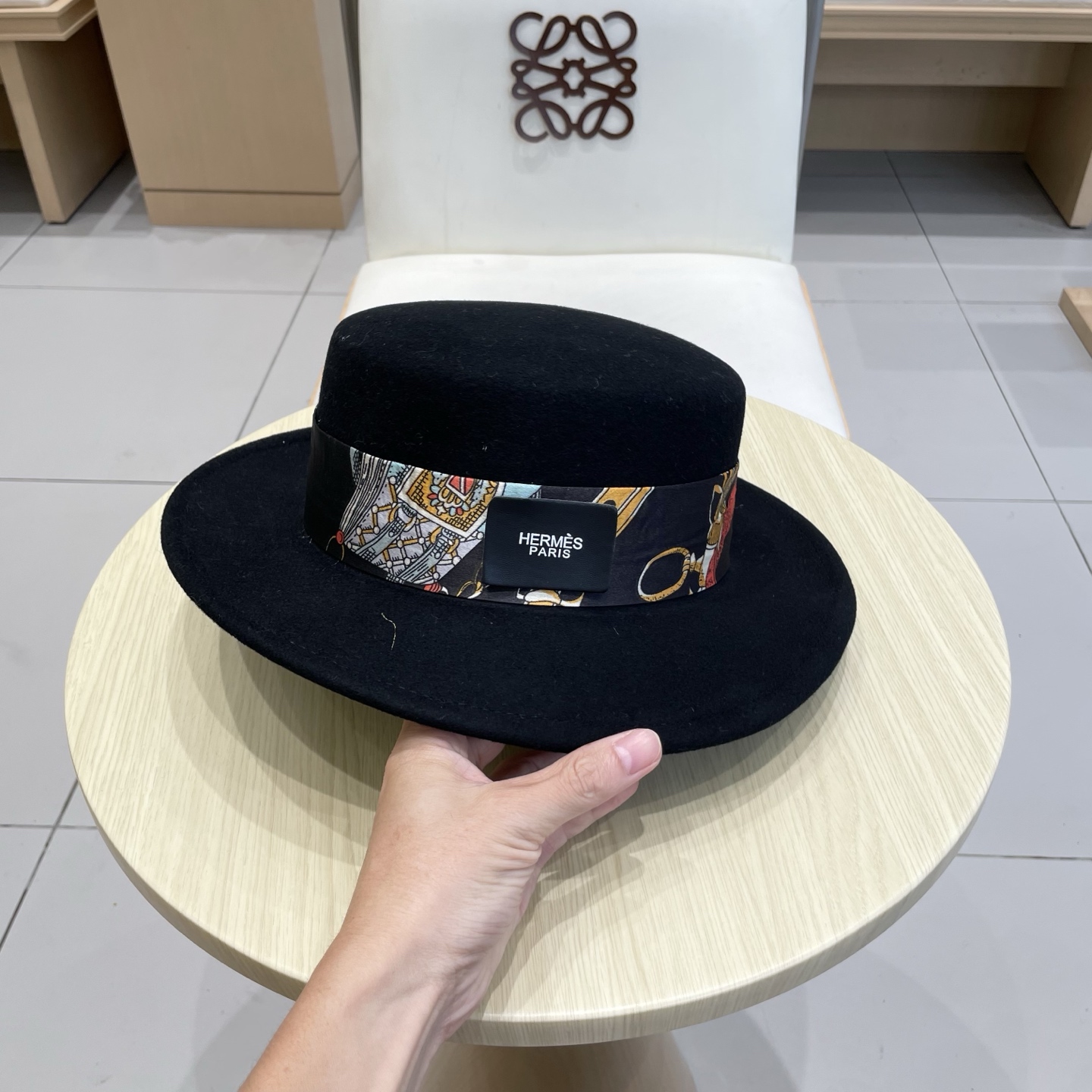 黑卡 白色 HEREMS爱马仕2025秋冬新款羊毛平顶帽，百分百羊毛🦙皮带礼帽，时尚女神必备，头围57c