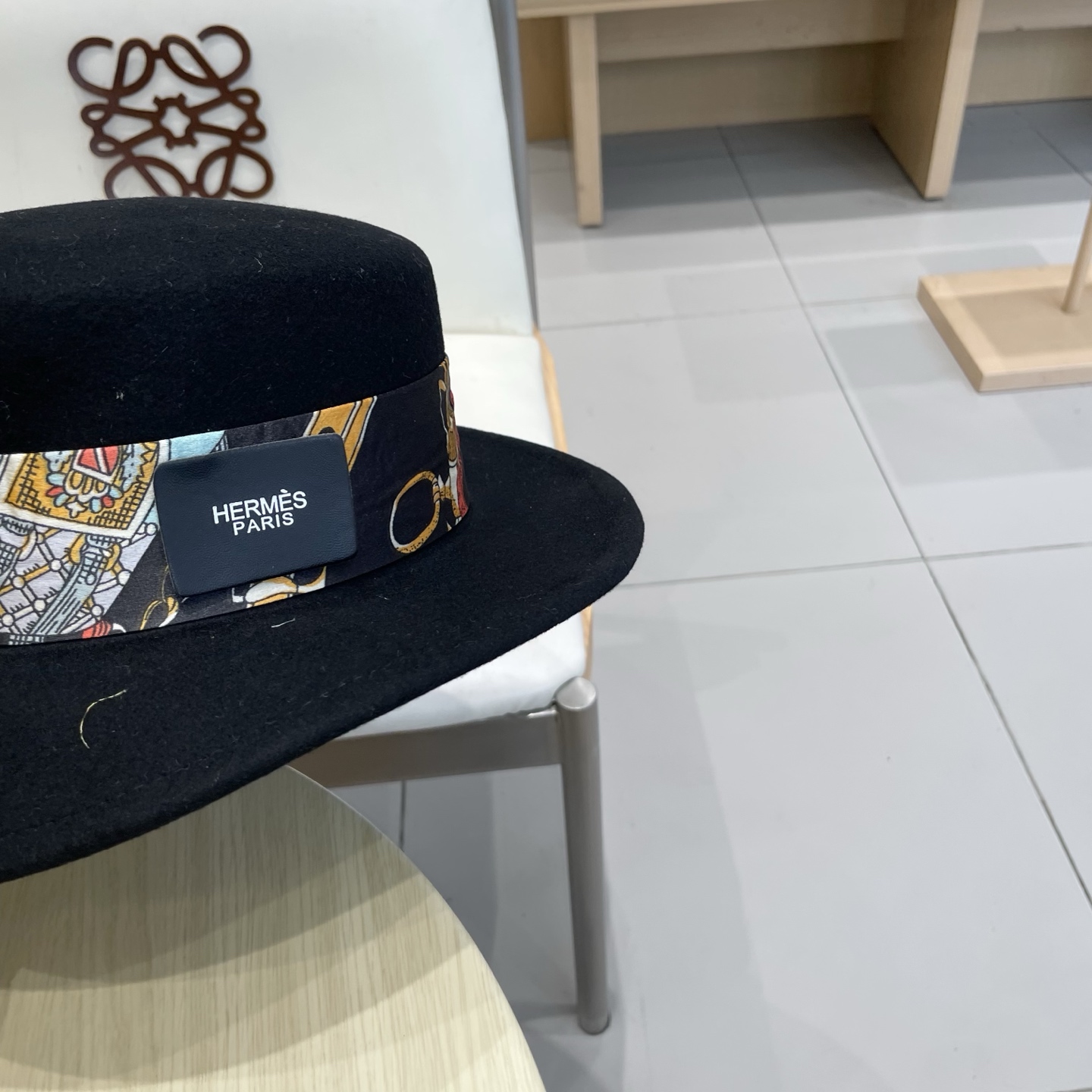 黑卡 白色 HEREMS爱马仕2025秋冬新款羊毛平顶帽，百分百羊毛🦙皮带礼帽，时尚女神必备，头围57c