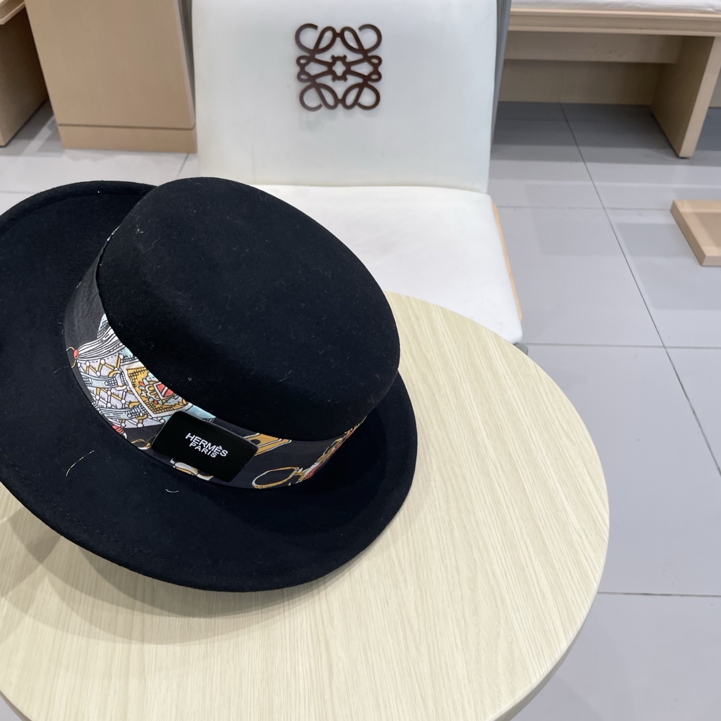 黑卡 白色 HEREMS爱马仕2025秋冬新款羊毛平顶帽，百分百羊毛🦙皮带礼帽，时尚女神必备，头围57c