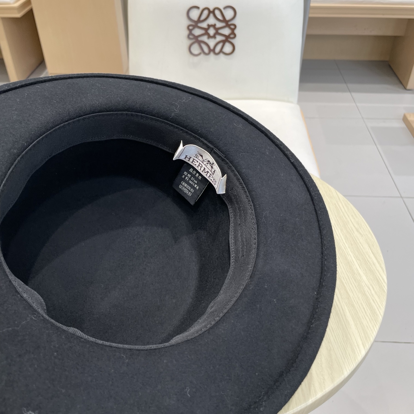 黑卡 白色 HEREMS爱马仕2025秋冬新款羊毛平顶帽，百分百羊毛🦙皮带礼帽，时尚女神必备，头围57c