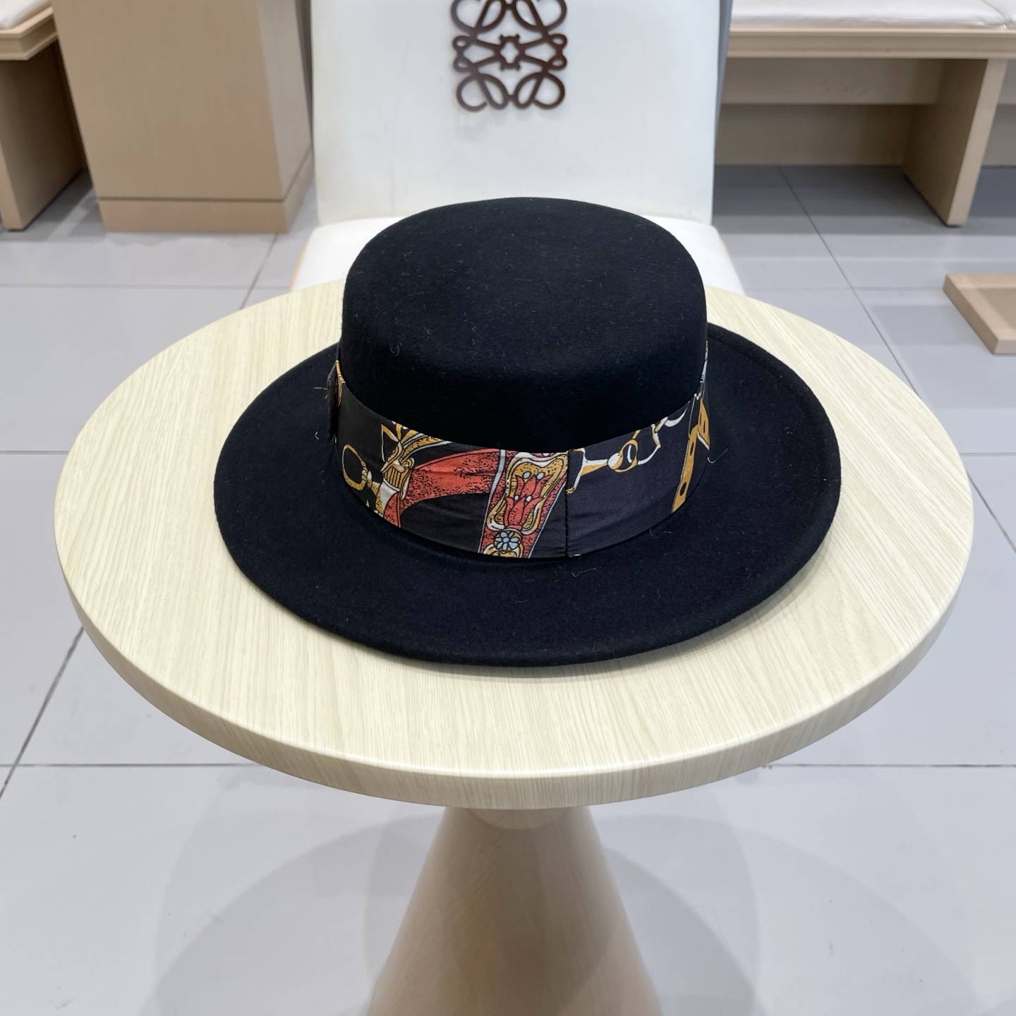 黑卡 白色 HEREMS爱马仕2025秋冬新款羊毛平顶帽，百分百羊毛🦙皮带礼帽，时尚女神必备，头围57c