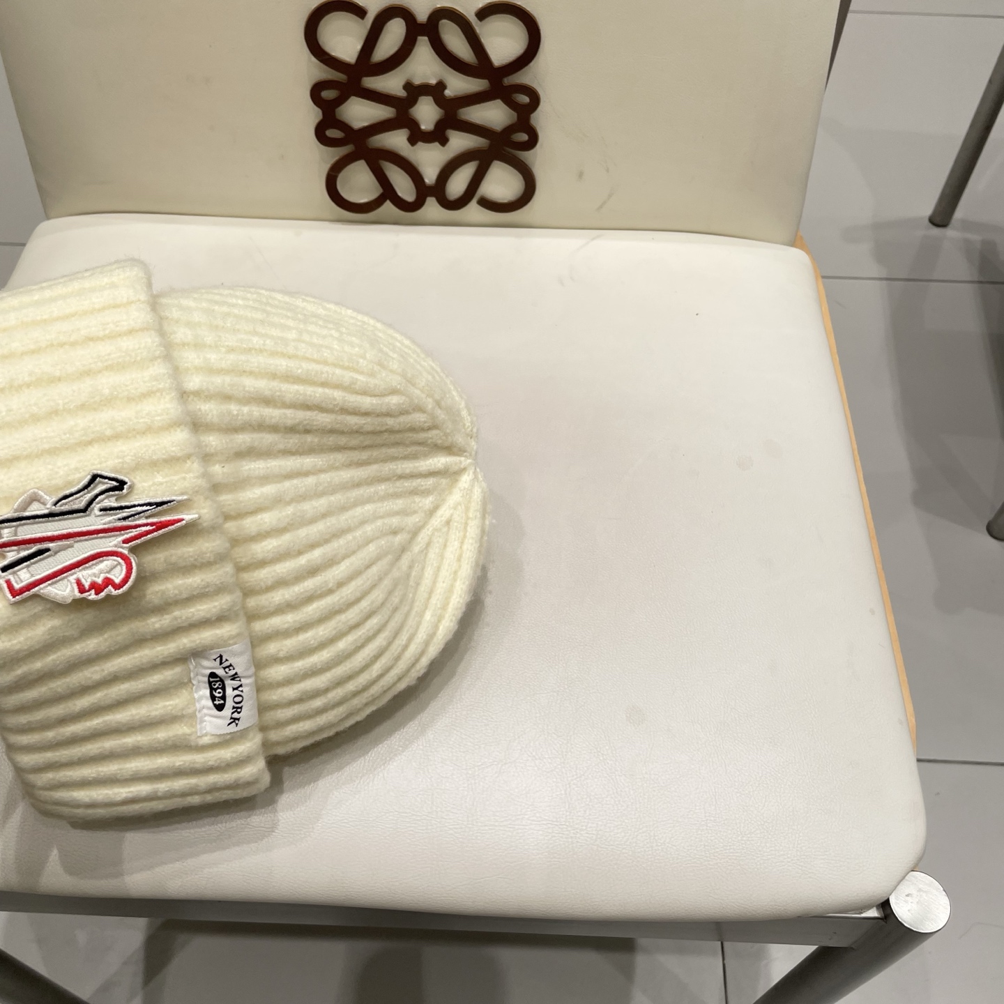 MONCLER蒙口🎩针织毛线帽，附带二维码，好品质高端大气，超柔软！超火爆💖质感很赞，出街超好搭配！时尚