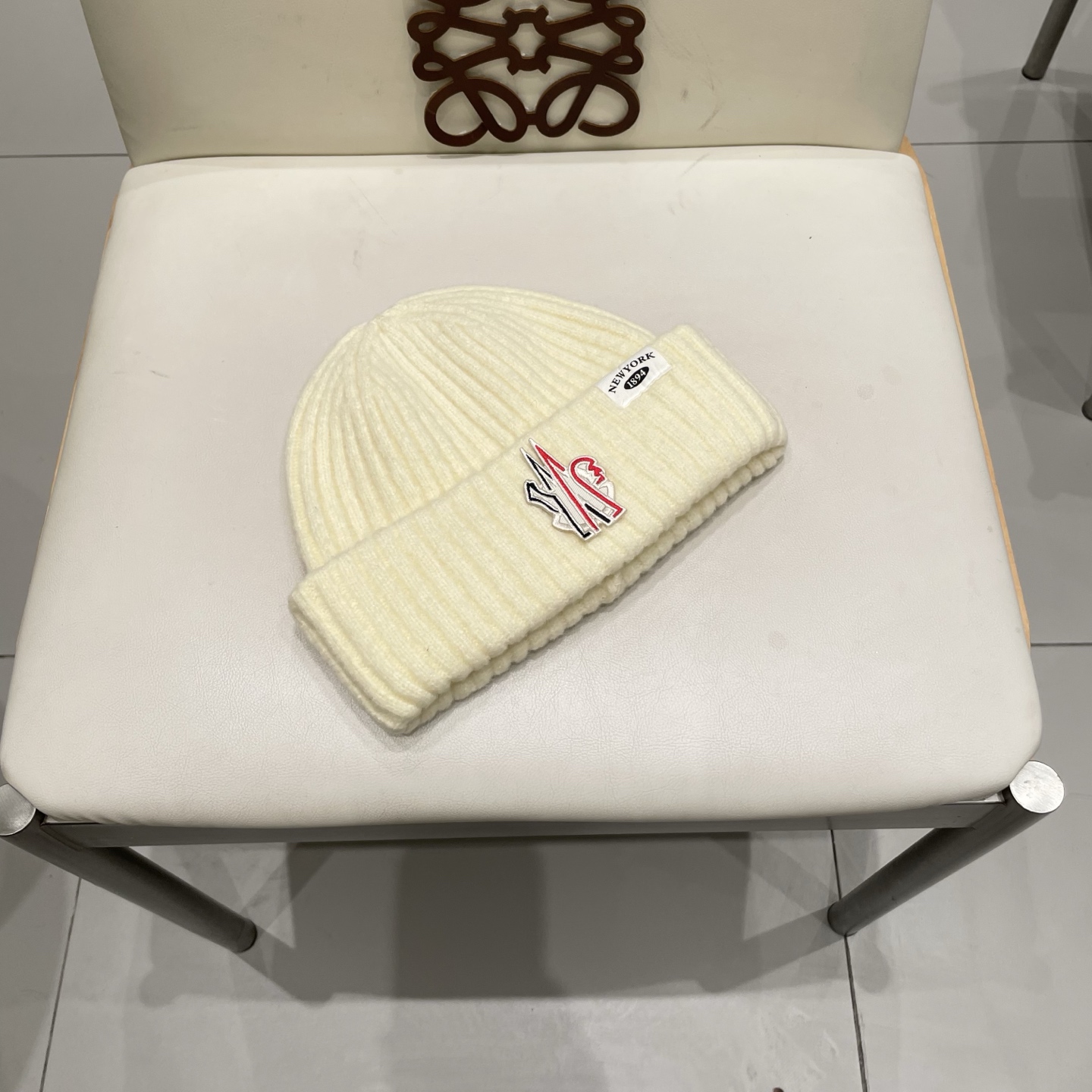 MONCLER蒙口🎩针织毛线帽，附带二维码，好品质高端大气，超柔软！超火爆💖质感很赞，出街超好搭配！时尚