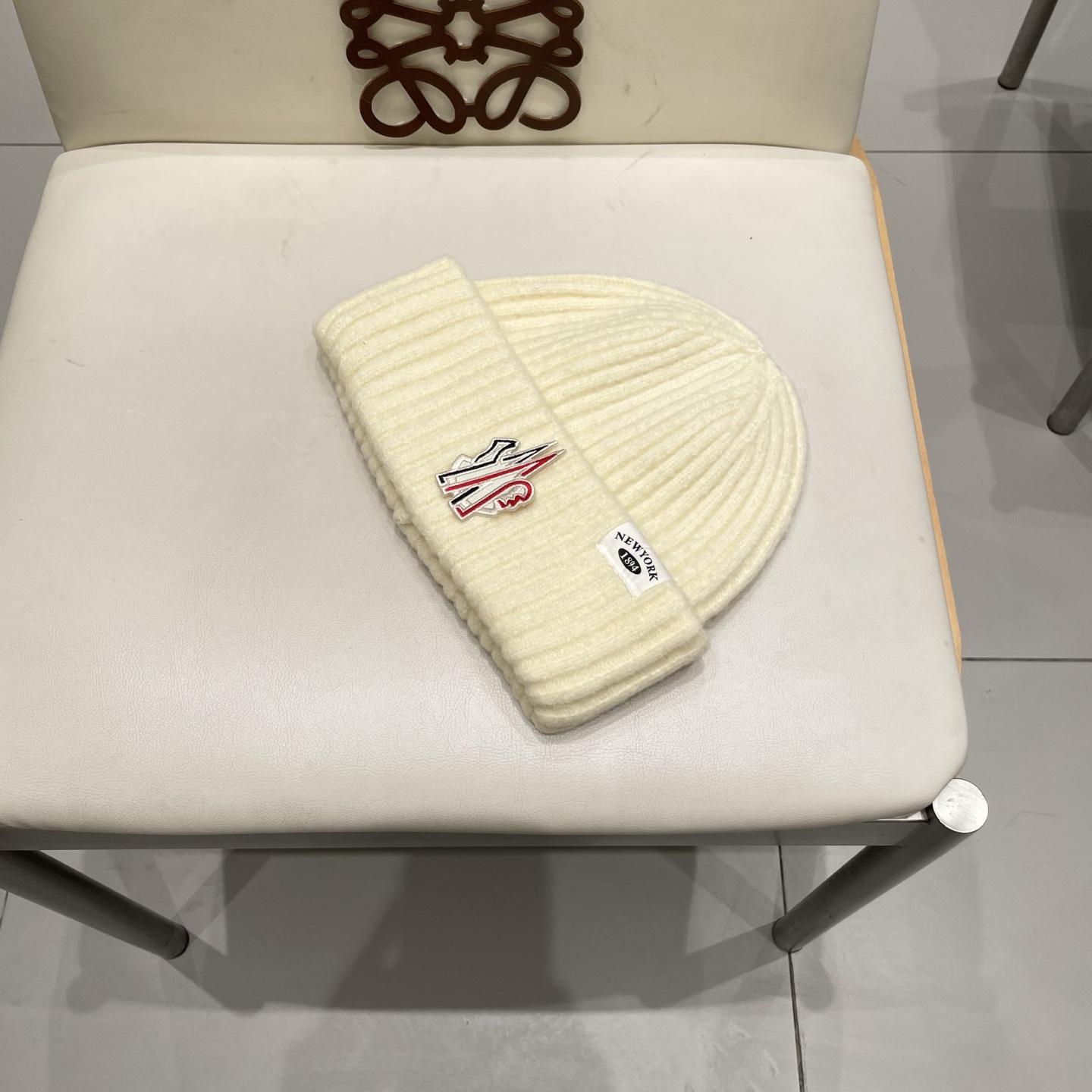 MONCLER蒙口🎩针织毛线帽，附带二维码，好品质高端大气，超柔软！超火爆💖质感很赞，出街超好搭配！时尚