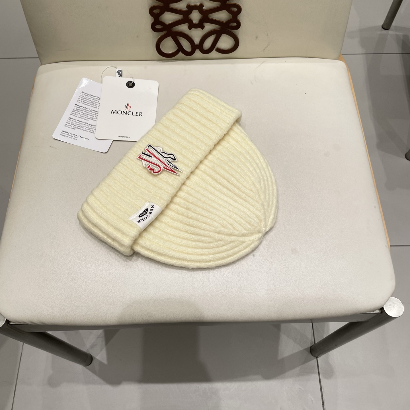 MONCLER蒙口🎩针织毛线帽，附带二维码，好品质高端大气，超柔软！超火爆💖质感很赞，出街超好搭配！时尚