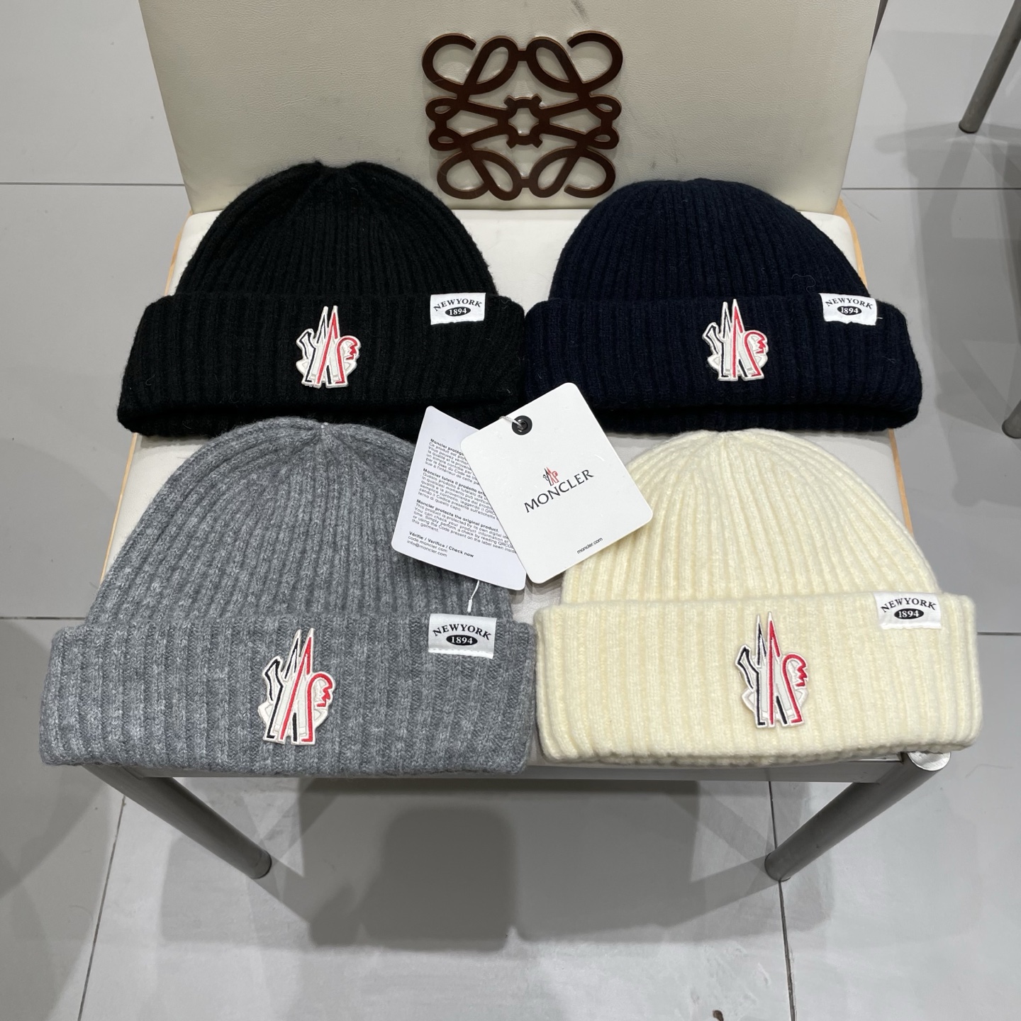 MONCLER蒙口🎩针织毛线帽，附带二维码，好品质高端大气，超柔软！超火爆💖质感很赞，出街超好搭配！时尚