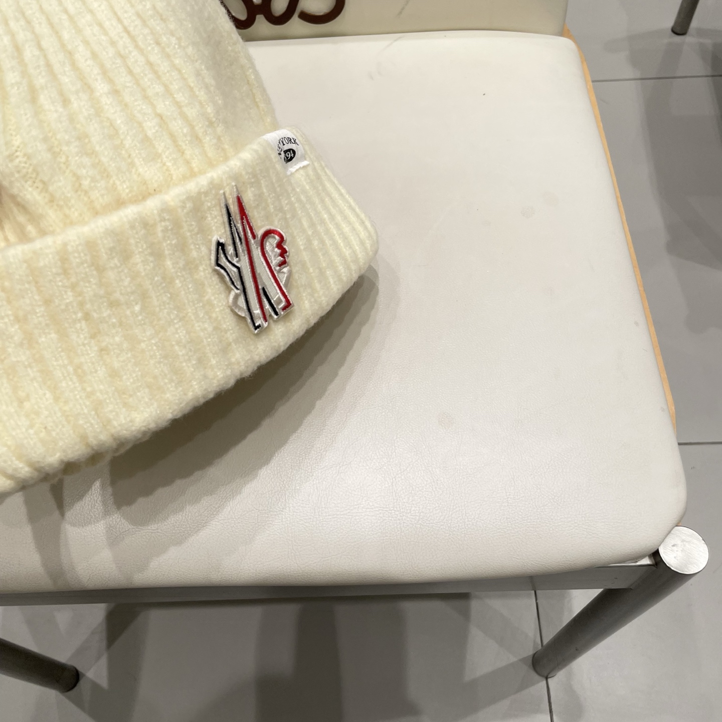 MONCLER蒙口🎩针织毛线帽，附带二维码，好品质高端大气，超柔软！超火爆💖质感很赞，出街超好搭配！时尚