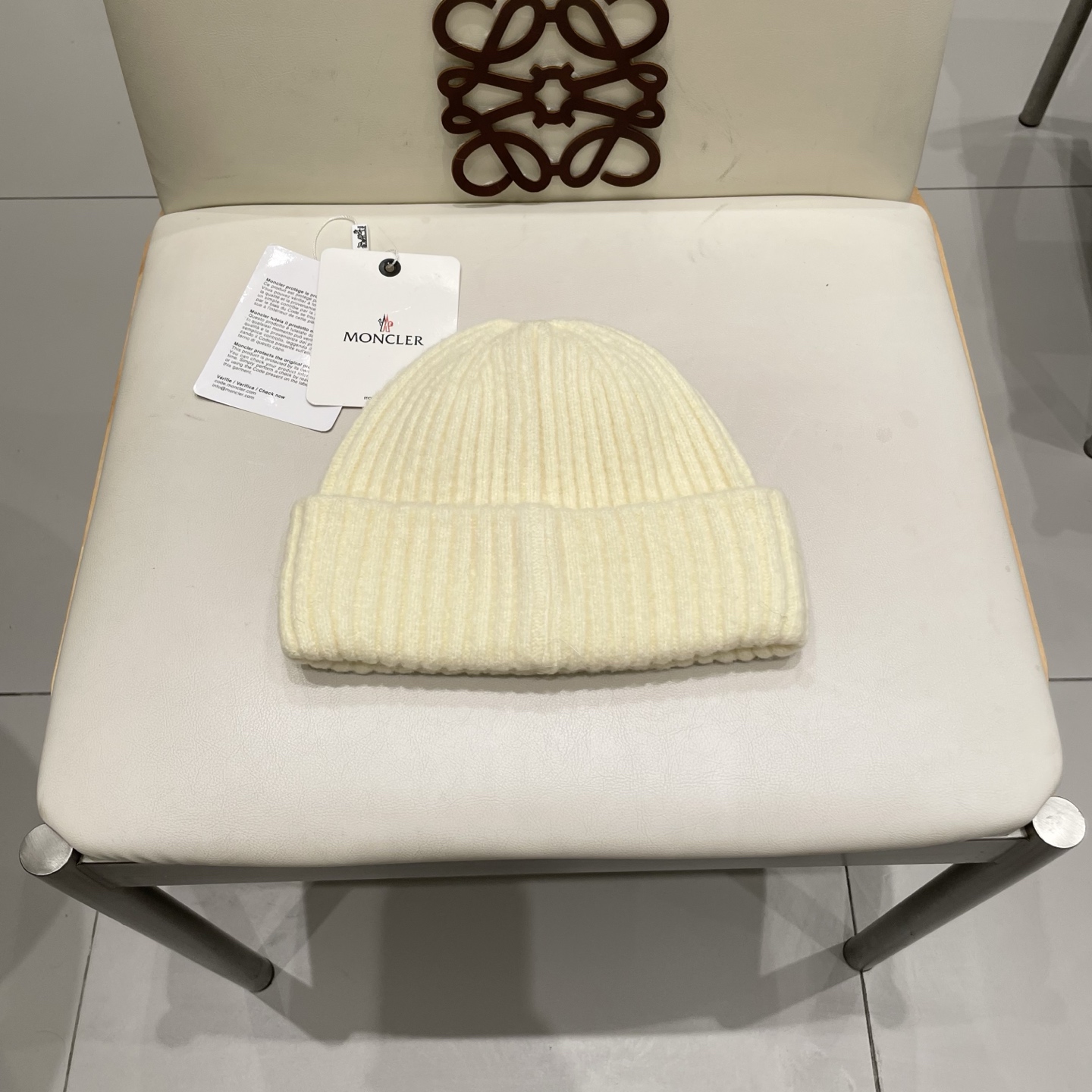 MONCLER蒙口🎩针织毛线帽，附带二维码，好品质高端大气，超柔软！超火爆💖质感很赞，出街超好搭配！时尚