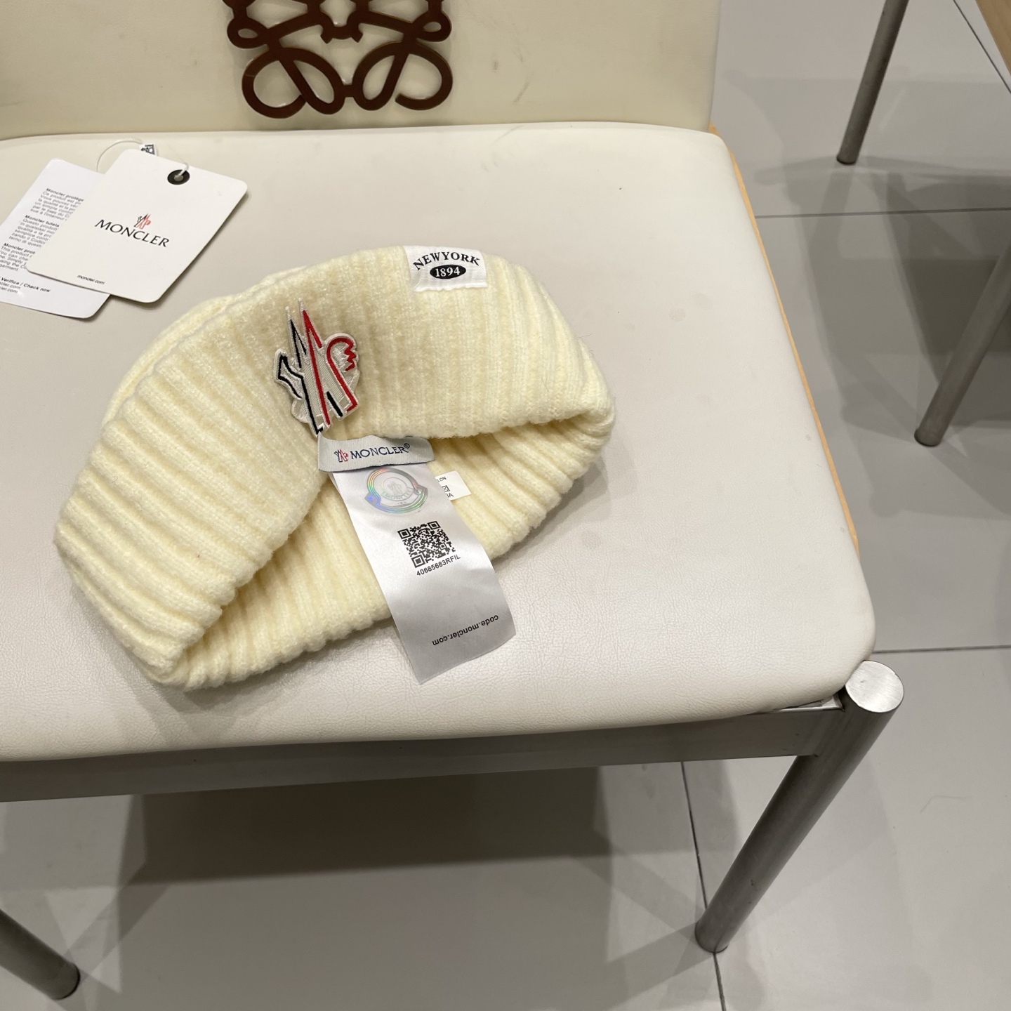 MONCLER蒙口🎩针织毛线帽，附带二维码，好品质高端大气，超柔软！超火爆💖质感很赞，出街超好搭配！时尚