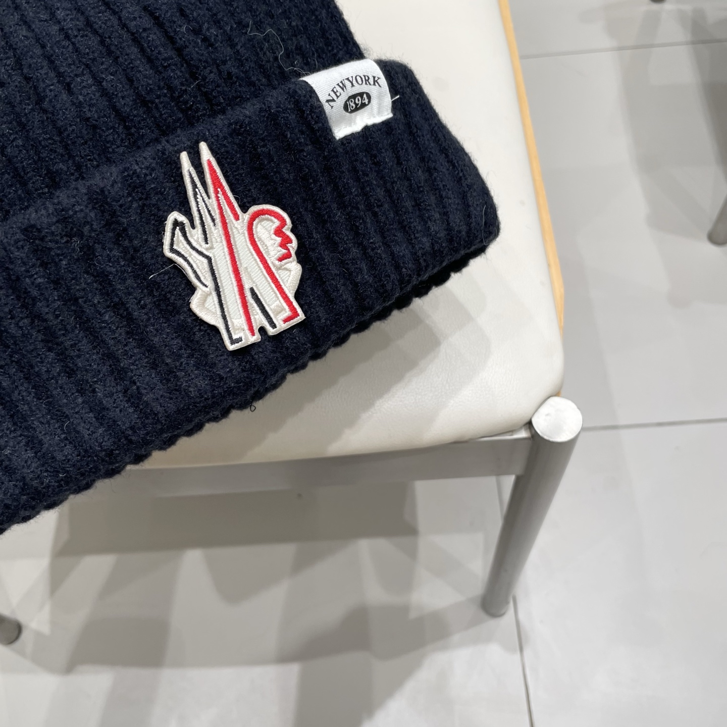 MONCLER蒙口🎩针织毛线帽，附带二维码，好品质高端大气，超柔软！超火爆💖质感很赞，出街超好搭配！时尚