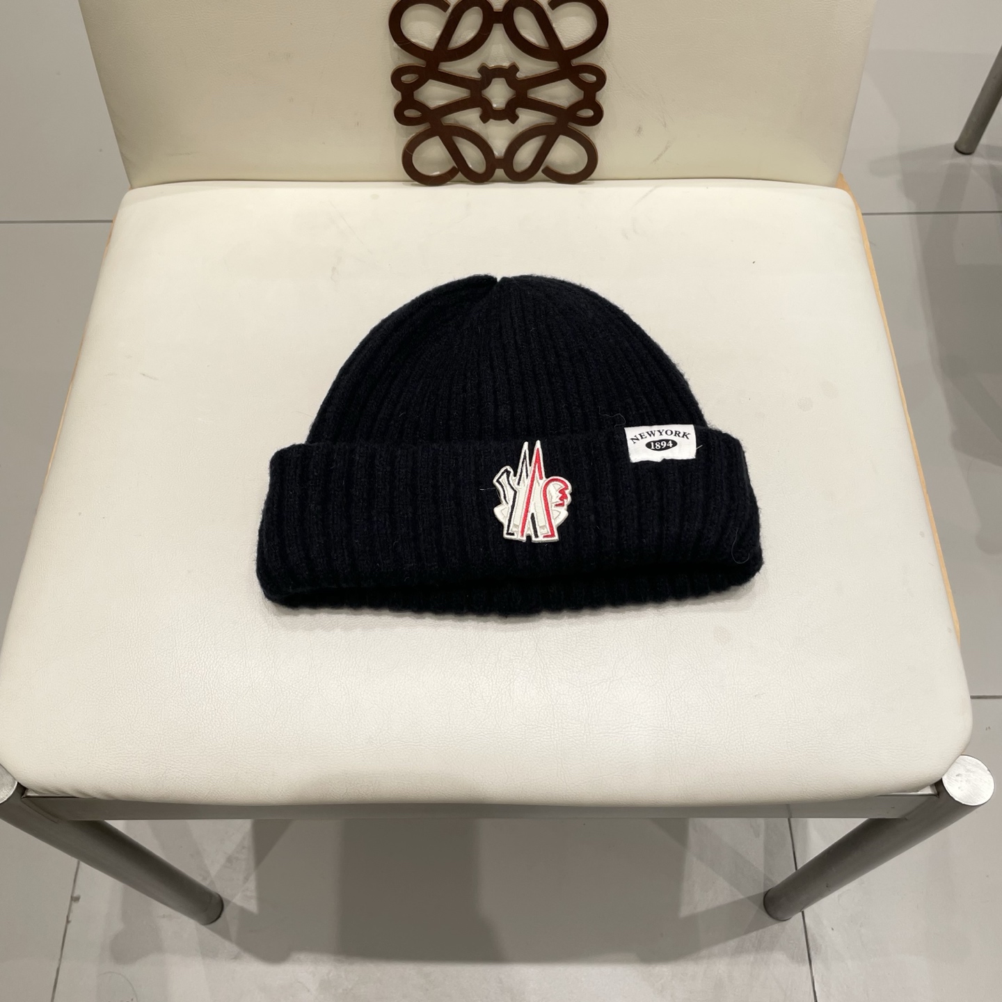 MONCLER蒙口🎩针织毛线帽，附带二维码，好品质高端大气，超柔软！超火爆💖质感很赞，出街超好搭配！时尚