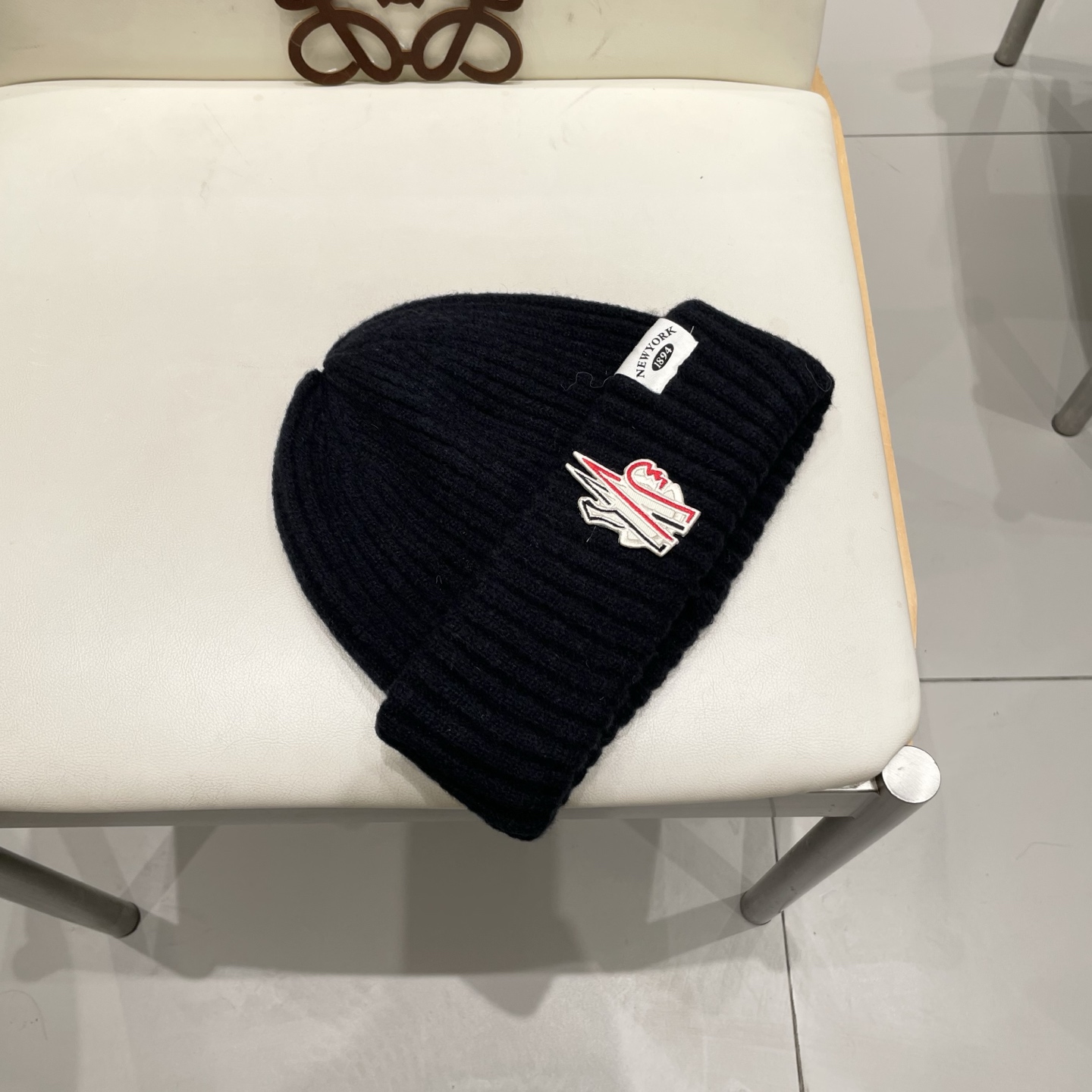 MONCLER蒙口🎩针织毛线帽，附带二维码，好品质高端大气，超柔软！超火爆💖质感很赞，出街超好搭配！时尚