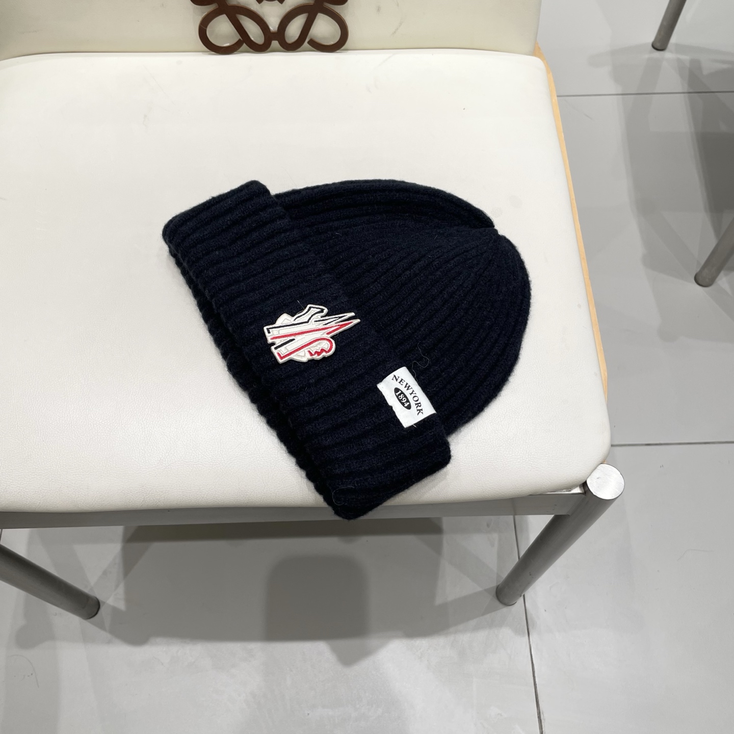 MONCLER蒙口🎩针织毛线帽，附带二维码，好品质高端大气，超柔软！超火爆💖质感很赞，出街超好搭配！时尚