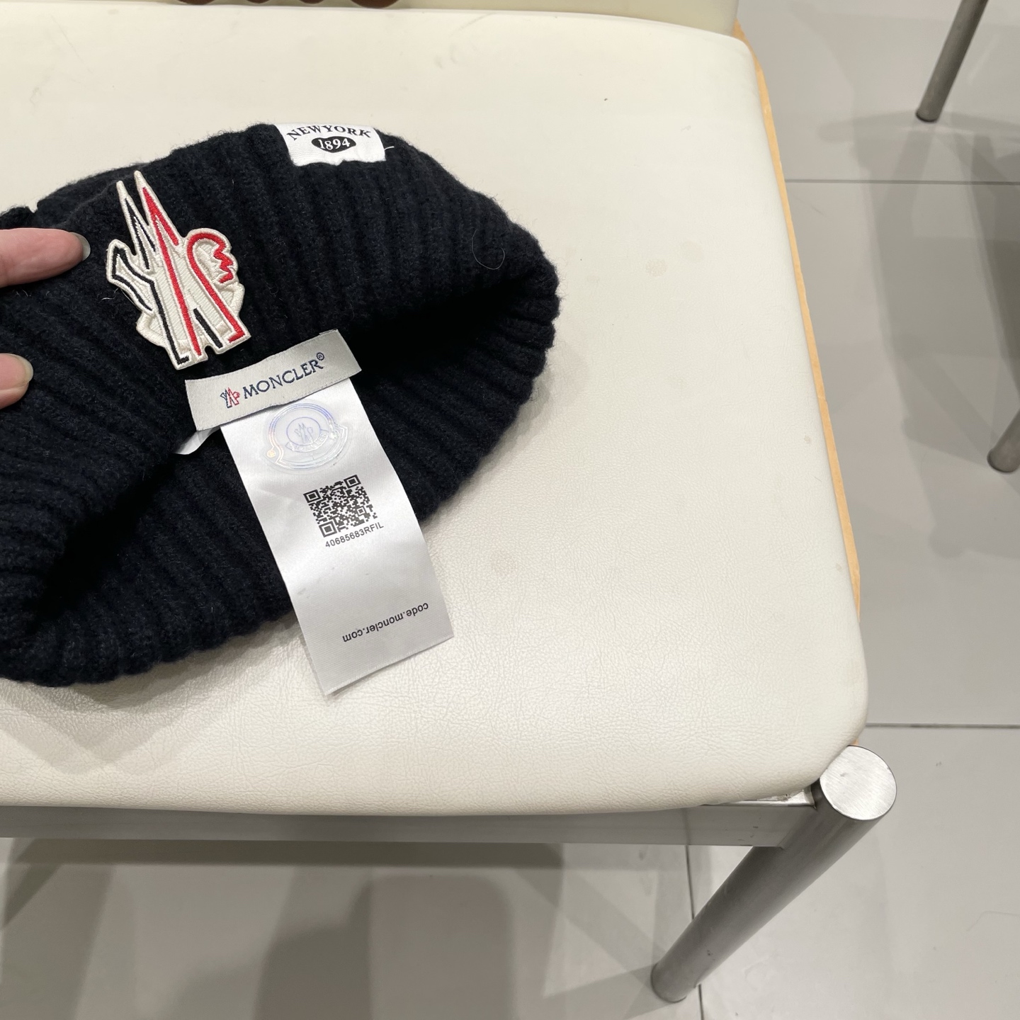 MONCLER蒙口🎩针织毛线帽，附带二维码，好品质高端大气，超柔软！超火爆💖质感很赞，出街超好搭配！时尚