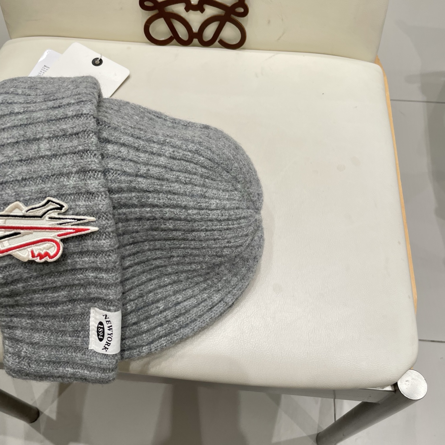 MONCLER蒙口🎩针织毛线帽，附带二维码，好品质高端大气，超柔软！超火爆💖质感很赞，出街超好搭配！时尚