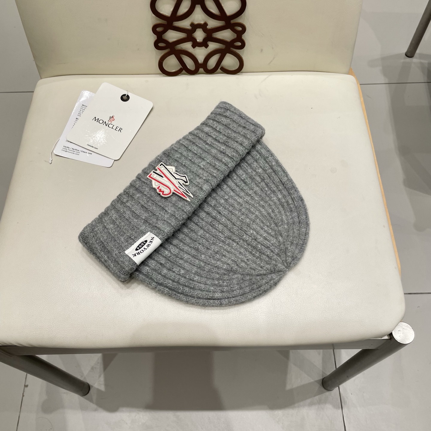 MONCLER蒙口🎩针织毛线帽，附带二维码，好品质高端大气，超柔软！超火爆💖质感很赞，出街超好搭配！时尚