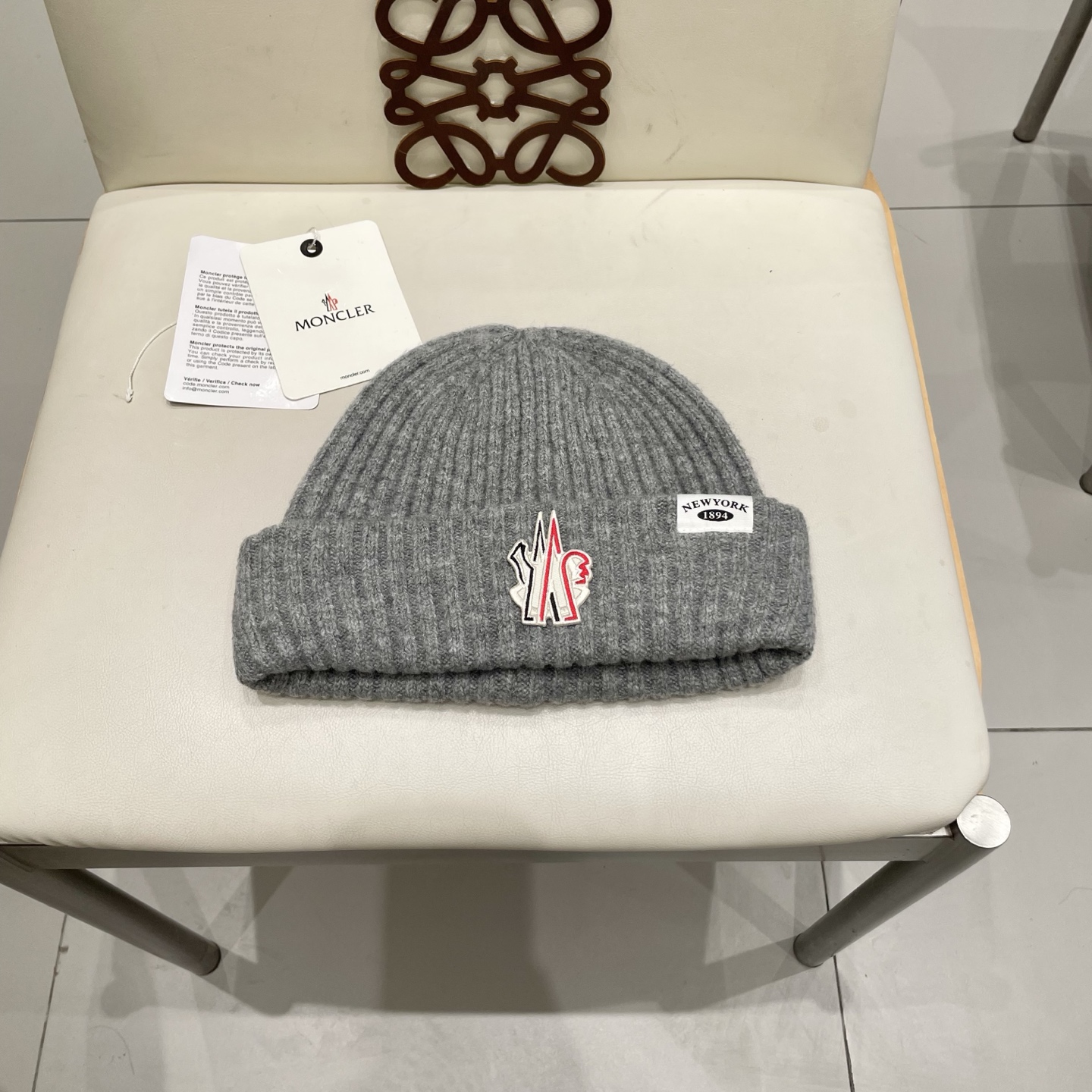 MONCLER蒙口🎩针织毛线帽，附带二维码，好品质高端大气，超柔软！超火爆💖质感很赞，出街超好搭配！时尚