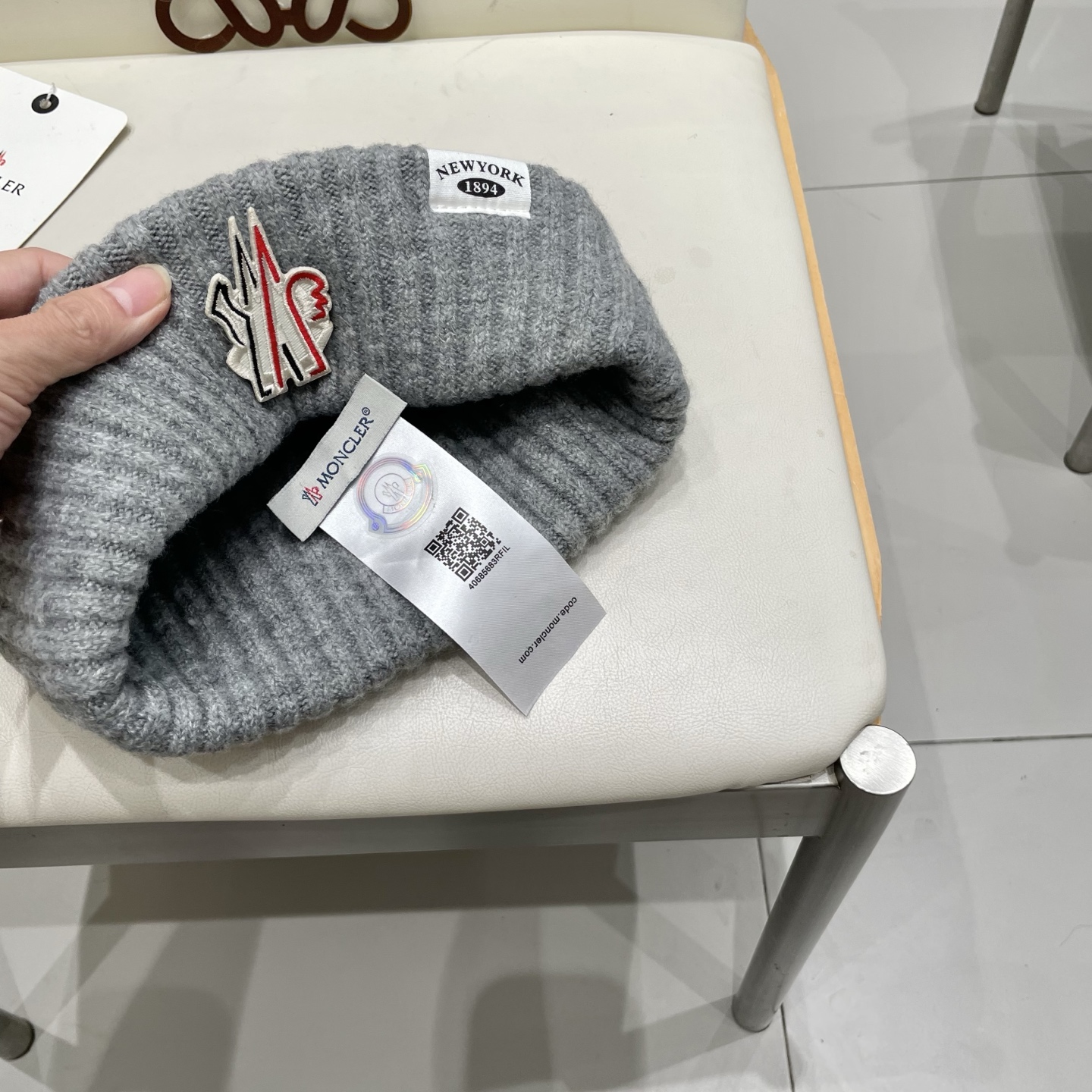 MONCLER蒙口🎩针织毛线帽，附带二维码，好品质高端大气，超柔软！超火爆💖质感很赞，出街超好搭配！时尚
