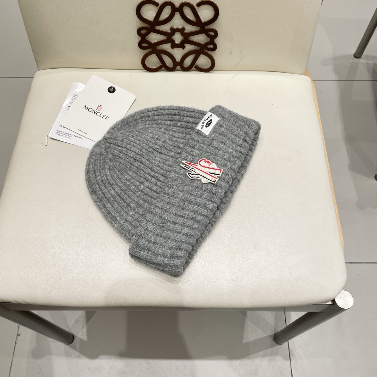 MONCLER蒙口🎩针织毛线帽，附带二维码，好品质高端大气，超柔软！超火爆💖质感很赞，出街超好搭配！时尚