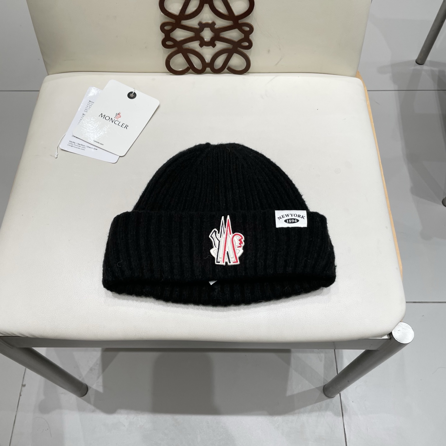 MONCLER蒙口🎩针织毛线帽，附带二维码，好品质高端大气，超柔软！超火爆💖质感很赞，出街超好搭配！时尚