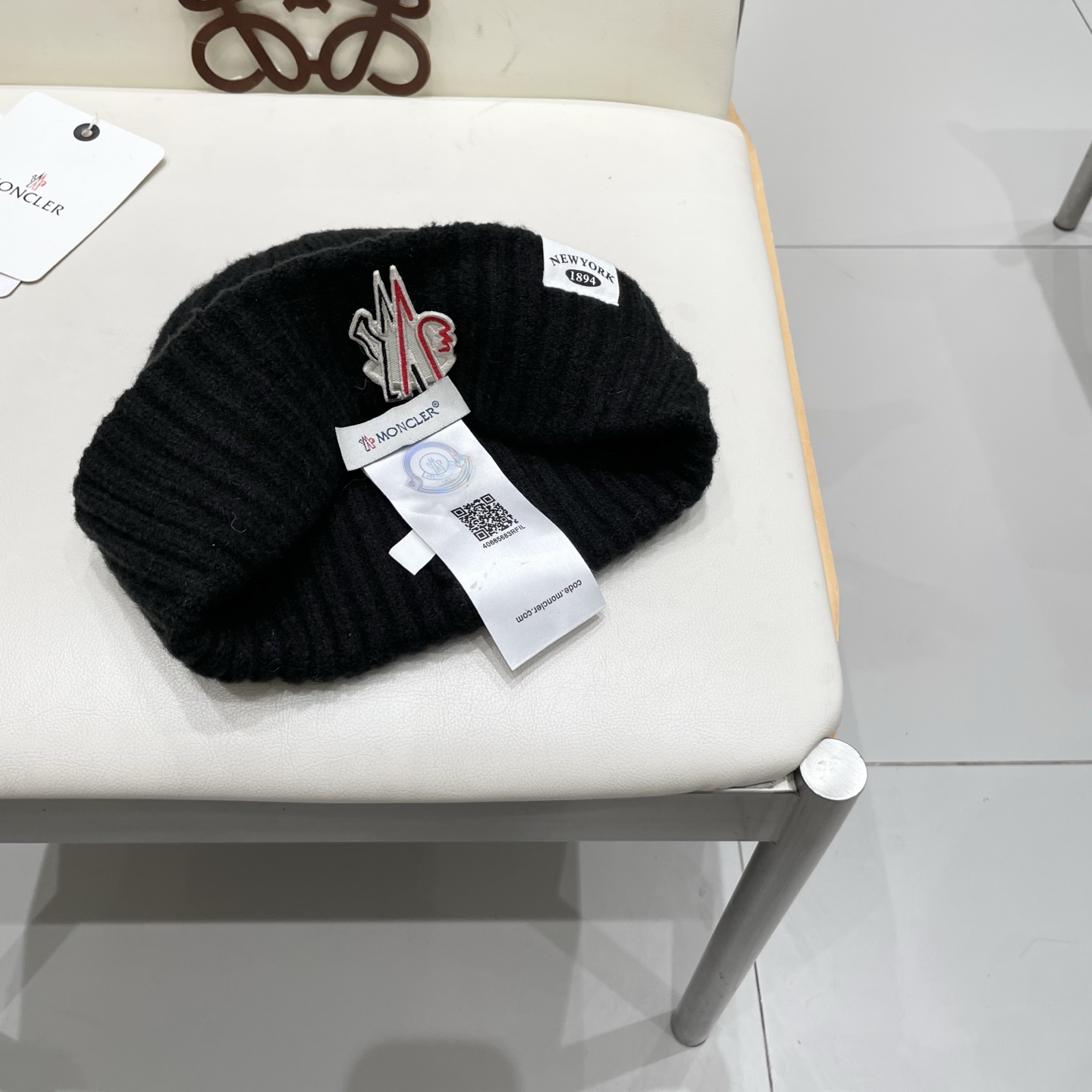 MONCLER蒙口🎩针织毛线帽，附带二维码，好品质高端大气，超柔软！超火爆💖质感很赞，出街超好搭配！时尚