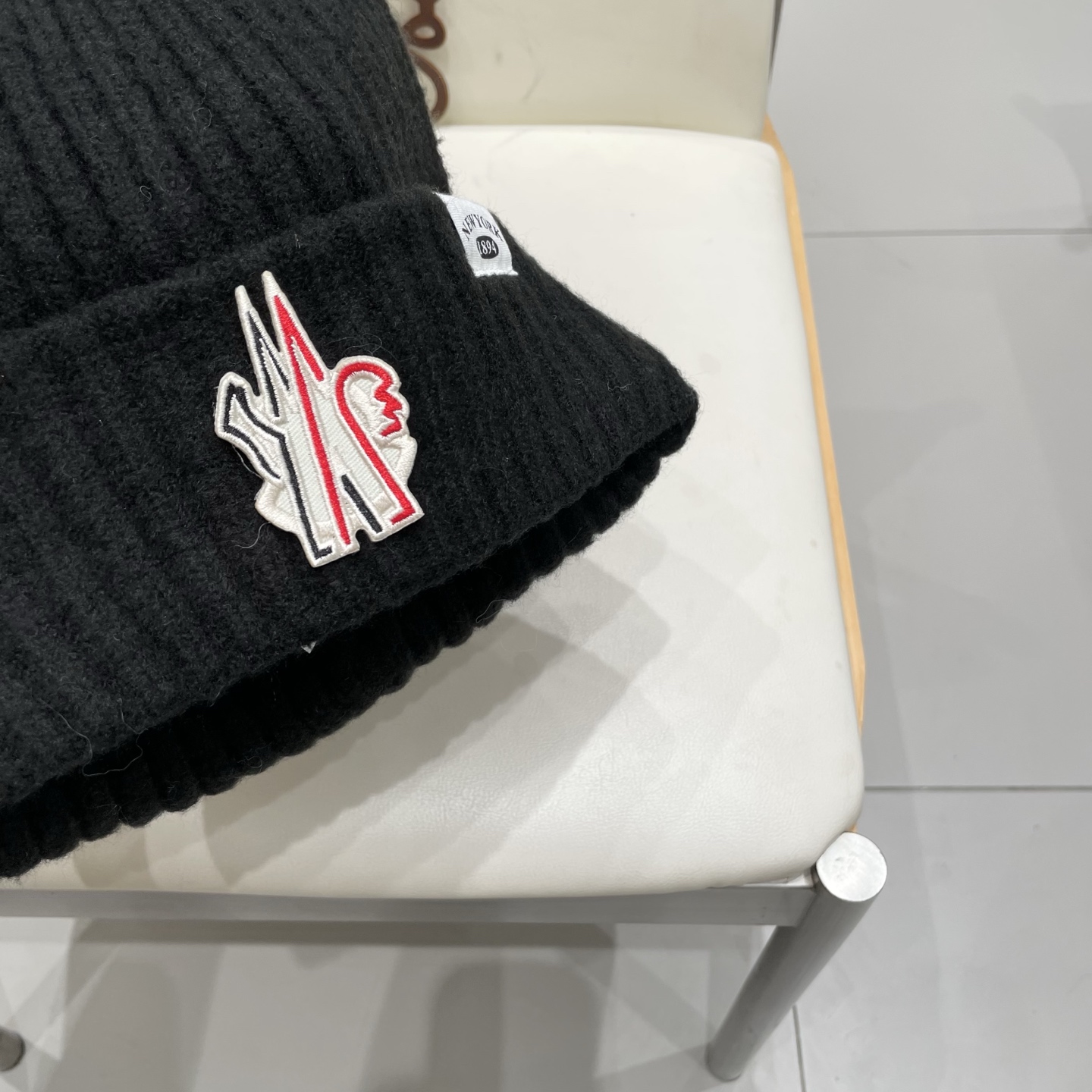 MONCLER蒙口🎩针织毛线帽，附带二维码，好品质高端大气，超柔软！超火爆💖质感很赞，出街超好搭配！时尚