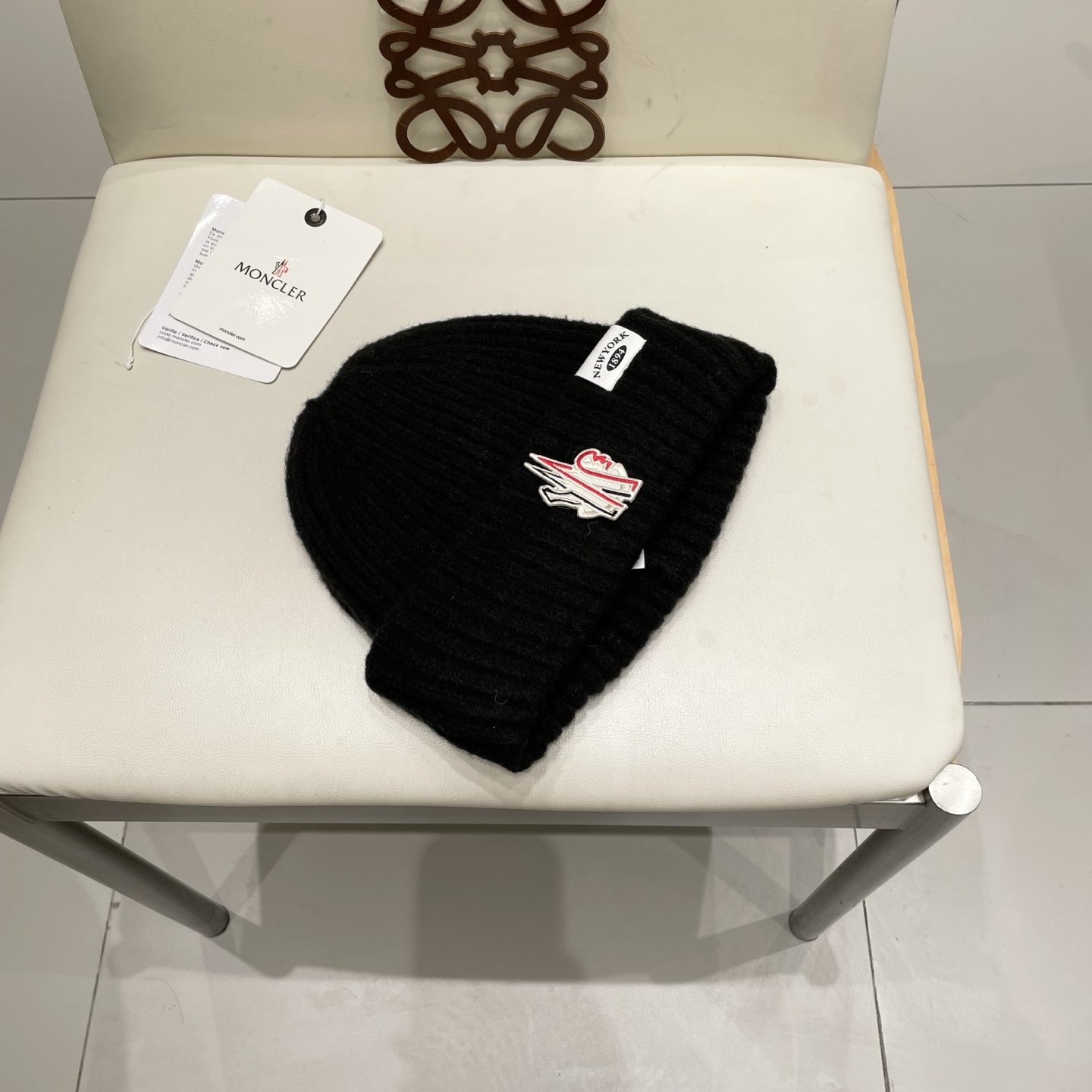 MONCLER蒙口🎩针织毛线帽，附带二维码，好品质高端大气，超柔软！超火爆💖质感很赞，出街超好搭配！时尚