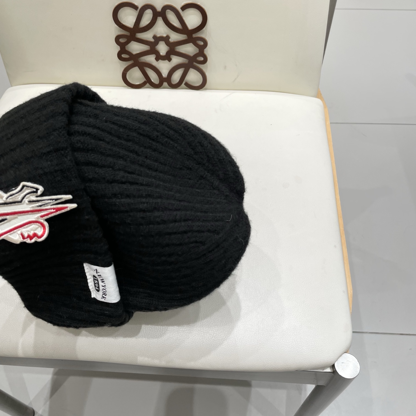 MONCLER蒙口🎩针织毛线帽，附带二维码，好品质高端大气，超柔软！超火爆💖质感很赞，出街超好搭配！时尚