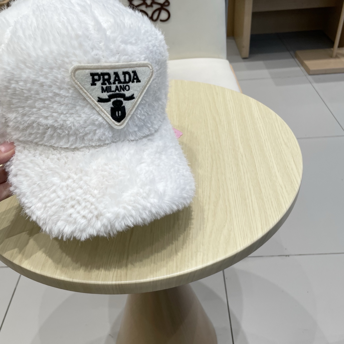 普拉达Prada新款毛毛绒棒球帽，欧美时尚风格，秋冬佩戴款！不入手真的要后悔！