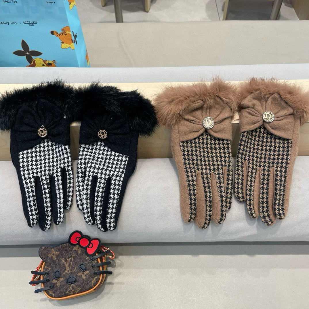 DIOR迪奥秋冬懒兔毛羊毛手套👍值得对比。。同款不同品质，秒杀市场差产品，羊毛十懒兔毛内里加绒 🙌经典不