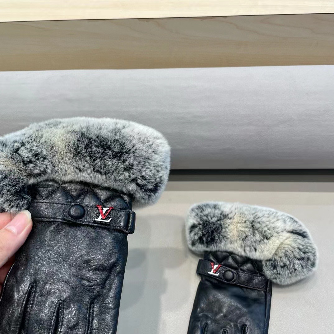 路易威登LV2025秋冬懒兔毛羊皮刺绣手套👍手机触屏，值得对比。。同款不同品质，秒杀市场差产品，进口一级