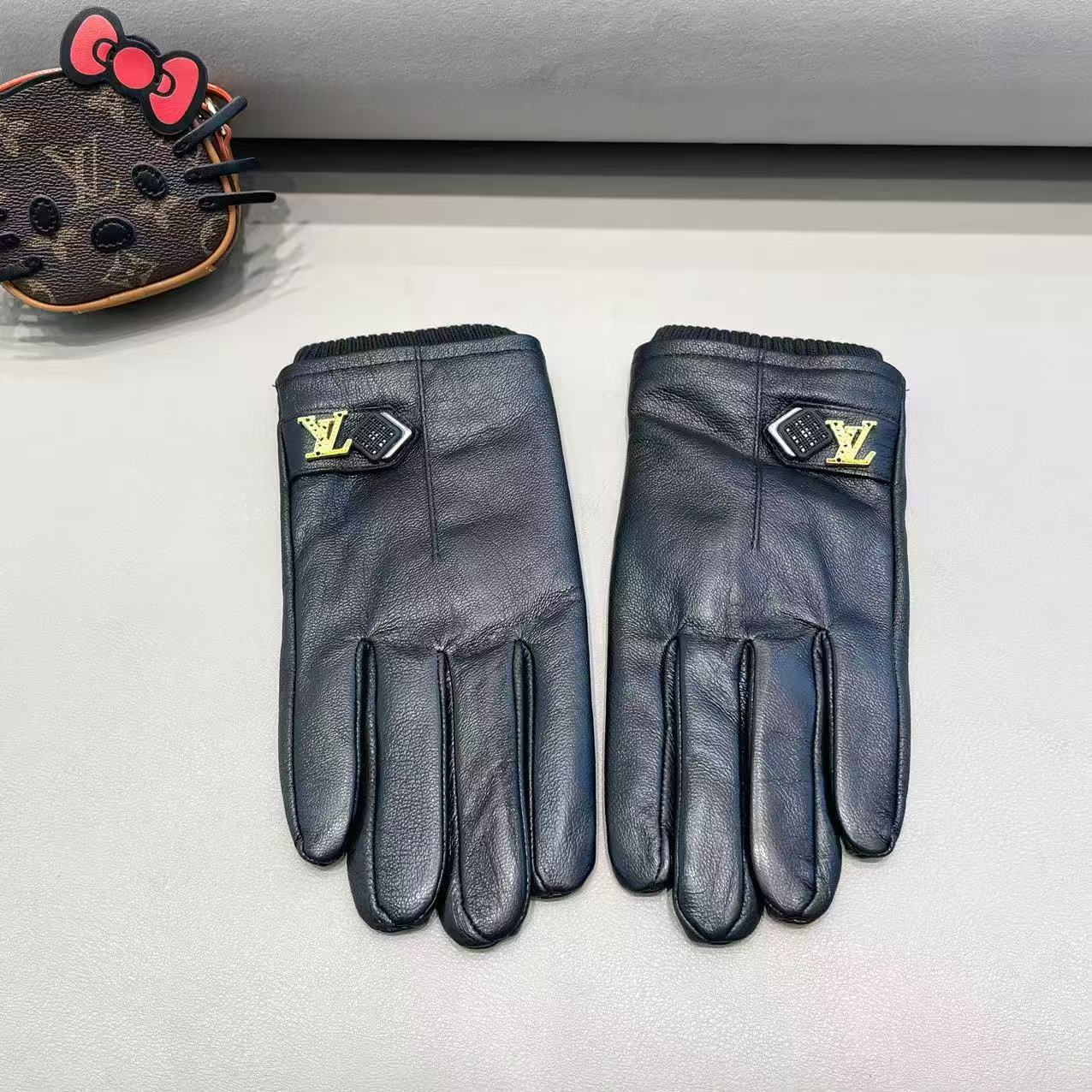 lv路易威登男款新品羊皮手套，时尚手套，秋冬保暖加绒内里，经典简洁💕上手超舒适柔软、百搭！码数XL。XX