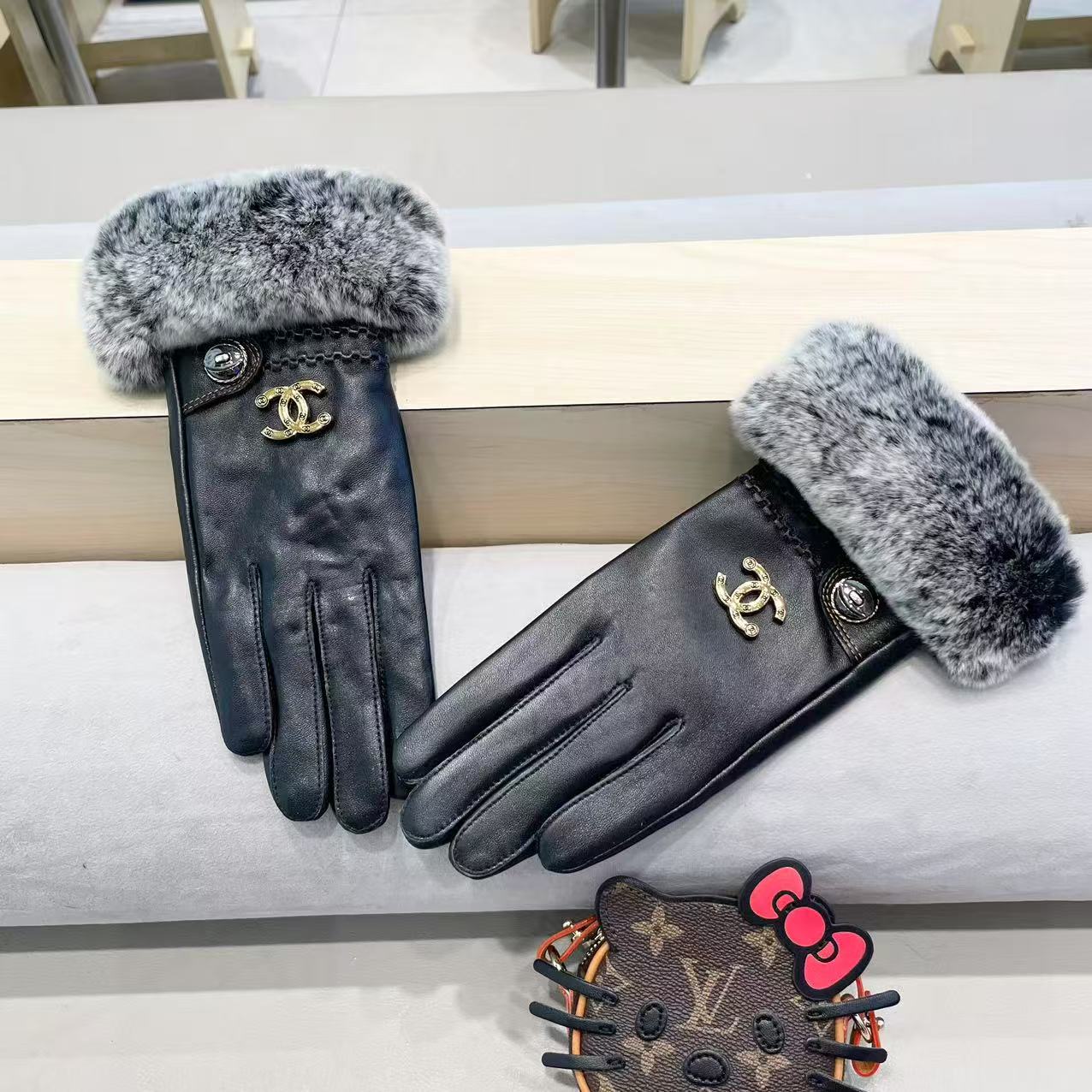 Chanel 香奈儿2025秋冬双C懒兔毛羊皮手套👍手机触屏，值得对比。。同款不同品质，秒杀市场差产品，