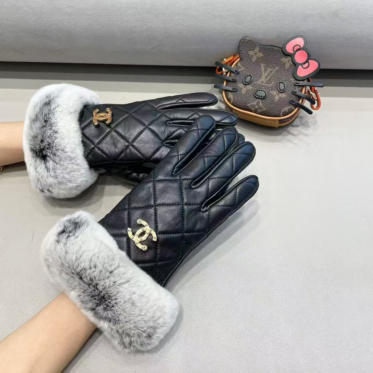 Chanel 香奈儿2024秋冬双C懒兔毛羊皮手套👍手机触屏，值得对比。。同款不同品质，秒杀市场差产品，