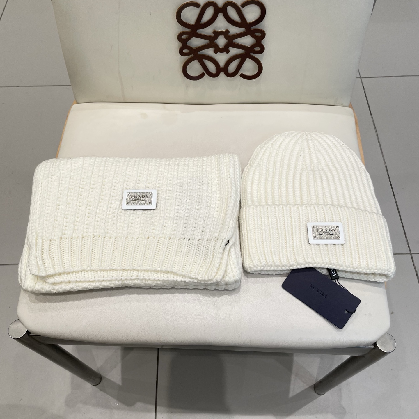 NO:659578,PRADA classic suit hat!  Hat and scarf!  Cashmere and Rabbit Velvet Quality!  It's warm and super comfortable. This winter, all you need is a set of hats. It's warm and fashionable!  Unisex model! Can be made as a couple model!  Complete range of anti-counterfeiting labels and elevators!  A lot of styles, welcome to choose!! Suit, suit, prada, prada, hats19860909普拉达PRADA经典套装帽子！帽子围巾！羊绒兔绒品质！暖暖哒超级舒服～这个冬天你就差这么一套套装帽子啦～又保暖又时尚！男女通用款!可以做情侣款！防伪标签吊卡齐全！多多款式,欢迎选择!!套装,套装,prada,prada,hats,accessory