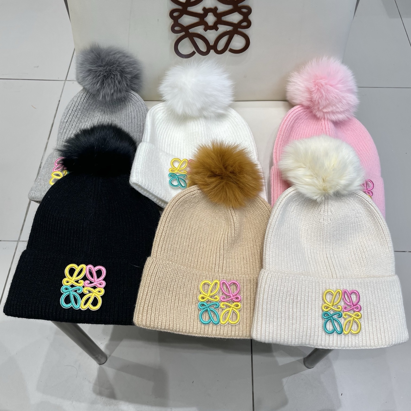 Loewe罗意威新款狐狸毛球针织毛线帽