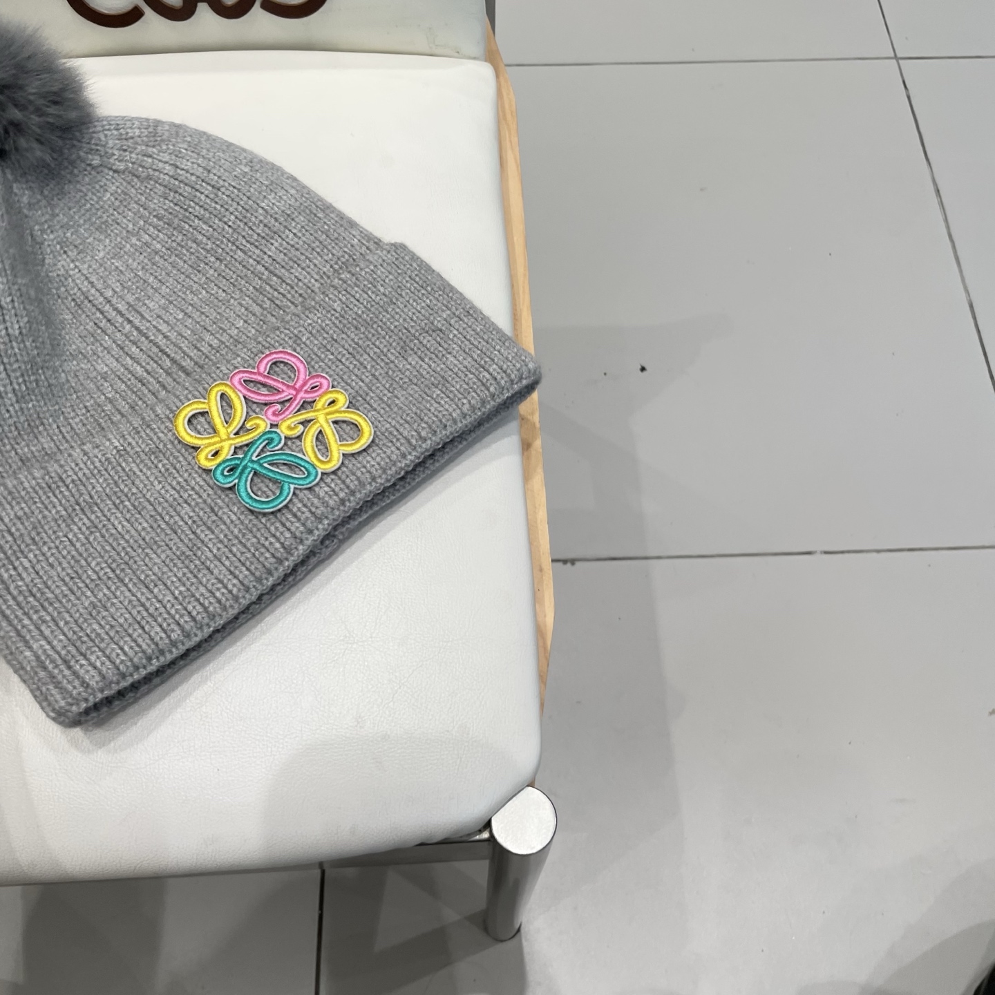 Loewe罗意威新款狐狸毛球针织毛线帽