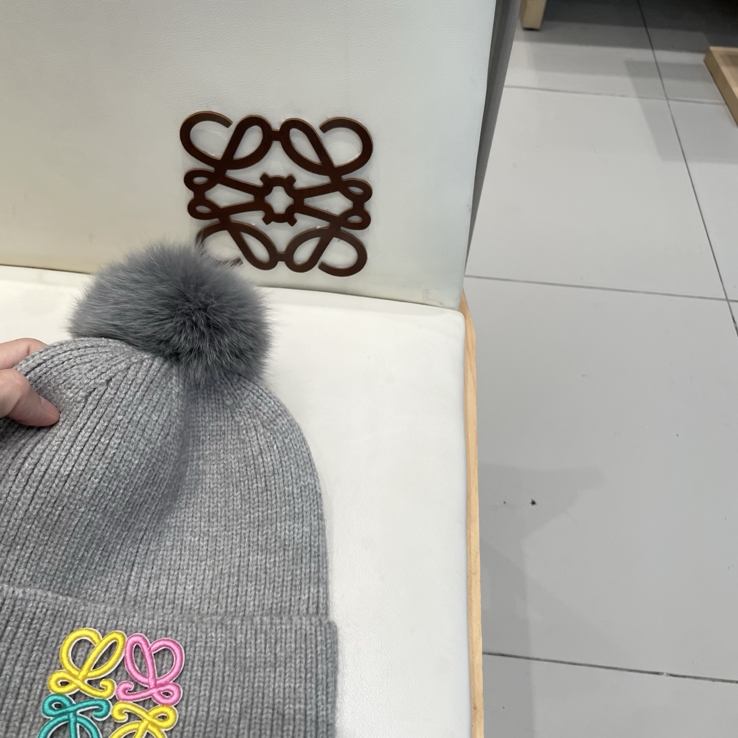 Loewe罗意威新款狐狸毛球针织毛线帽