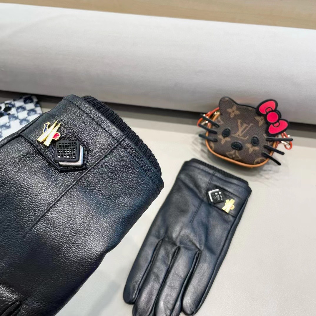 Moncler蒙口男款新品羊皮手套，时尚手套，秋冬保暖加绒内里，经典简洁💕上手超舒适柔软、百搭！码数XL
