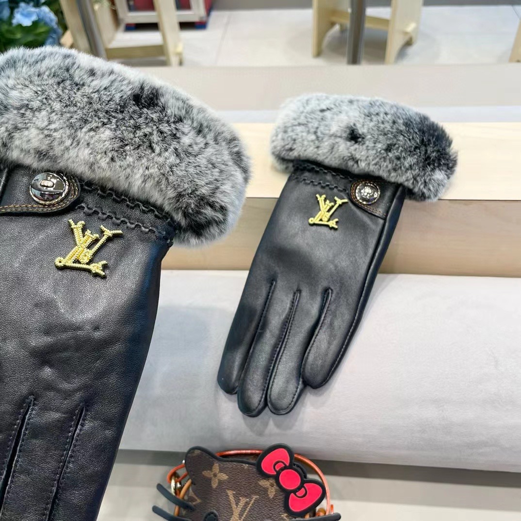 路易威登LV2024秋冬懒兔毛羊皮刺绣手套👍手机触屏，值得对比。。同款不同品质，秒杀市场差产品，进口一级
