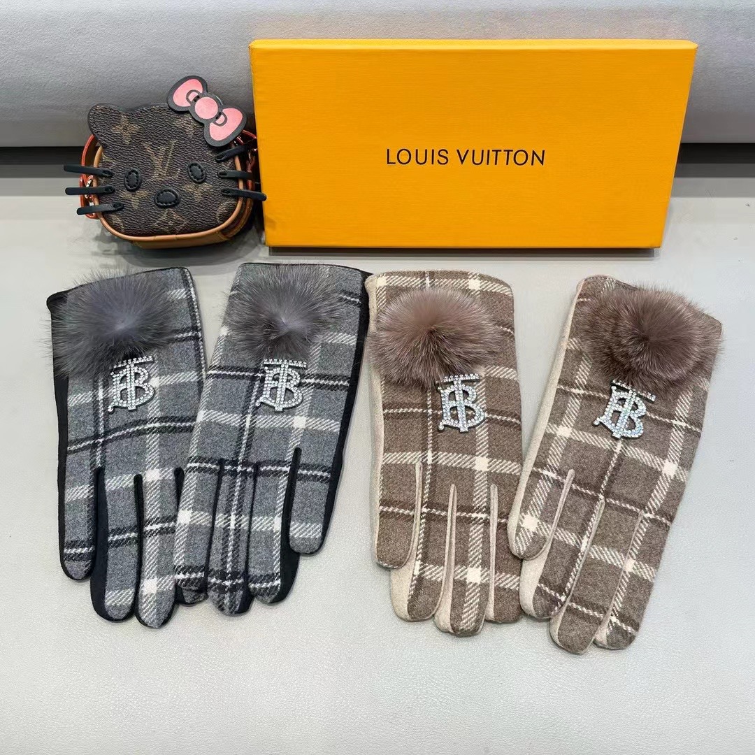 巴宝莉BURBERRY 专柜新品羊毛手套，时尚手套，秋冬保暖加绒内里，经典格子，上手超舒适柔软、百搭！均