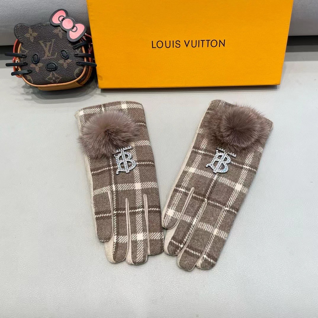 巴宝莉BURBERRY 专柜新品羊毛手套，时尚手套，秋冬保暖加绒内里，经典格子，上手超舒适柔软、百搭！均