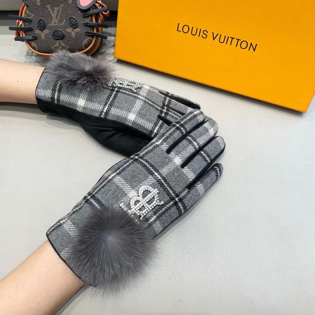 巴宝莉BURBERRY 专柜新品羊毛手套，时尚手套，秋冬保暖加绒内里，经典格子，上手超舒适柔软、百搭！均